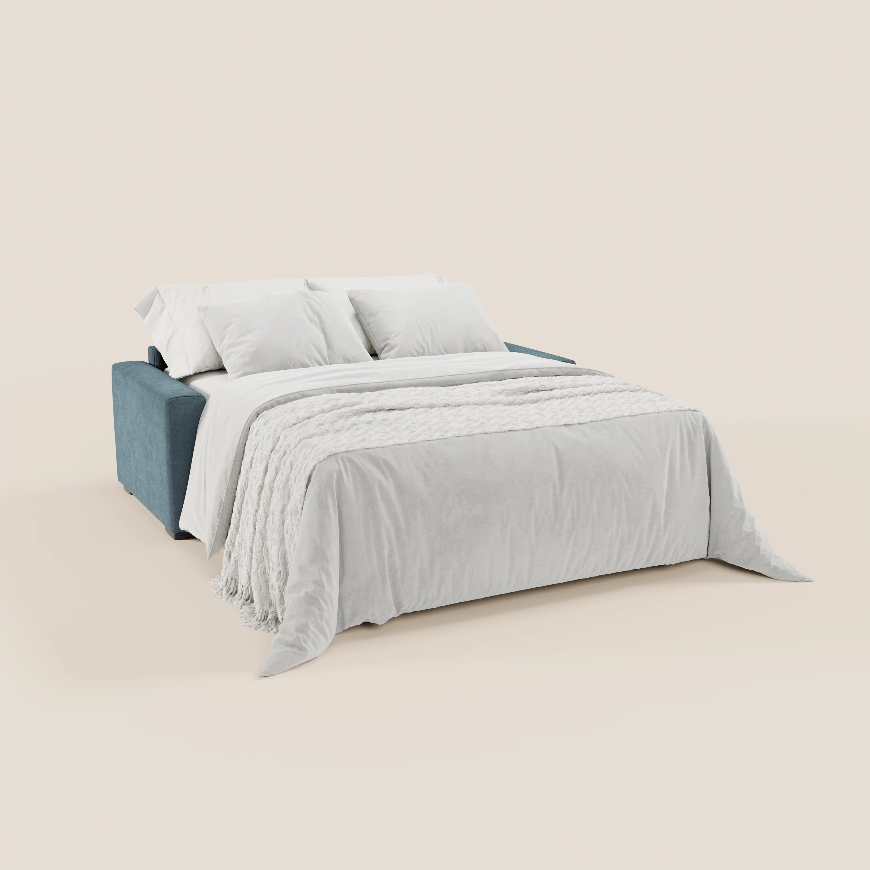 Il divano letto a 3 posti Maximus di Divani.Store presenta una struttura rivestita in verde acqua, cuscini bianchi e un piumone ben rifatto, con un plaid testurizzato drappeggiato sopra e poggiatesta reclinabili in tessuto Oeko-Tex di facile manutenzione.
