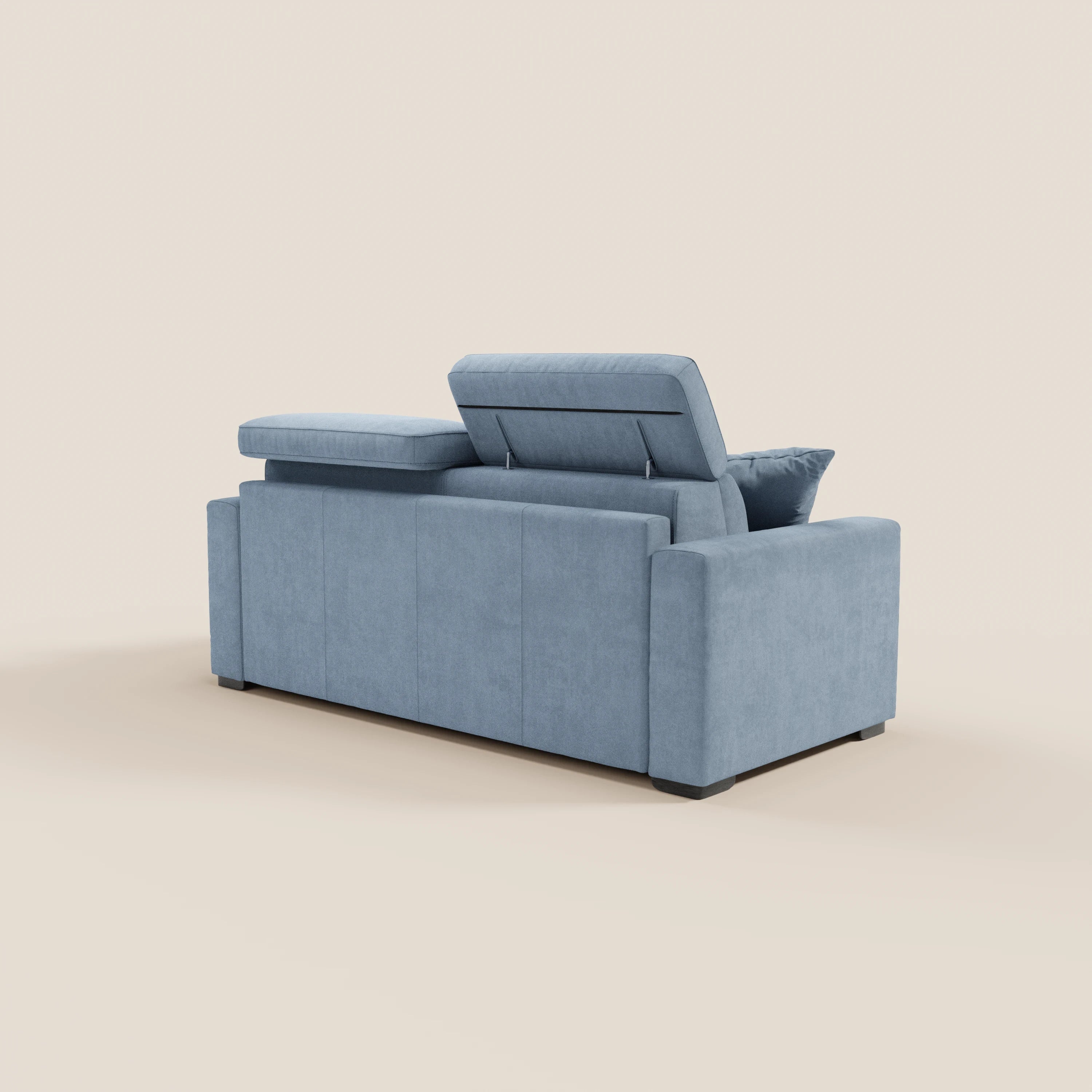 Un divano letto a 3 posti Maximus di colore azzurro, di Divani.Store, visto da dietro, presenta ampi braccioli e un poggiatesta reclinabile diviso in due parti, sollevato. Il suo design pulito e squadrato risalta sullo sfondo beige a tinta unita.