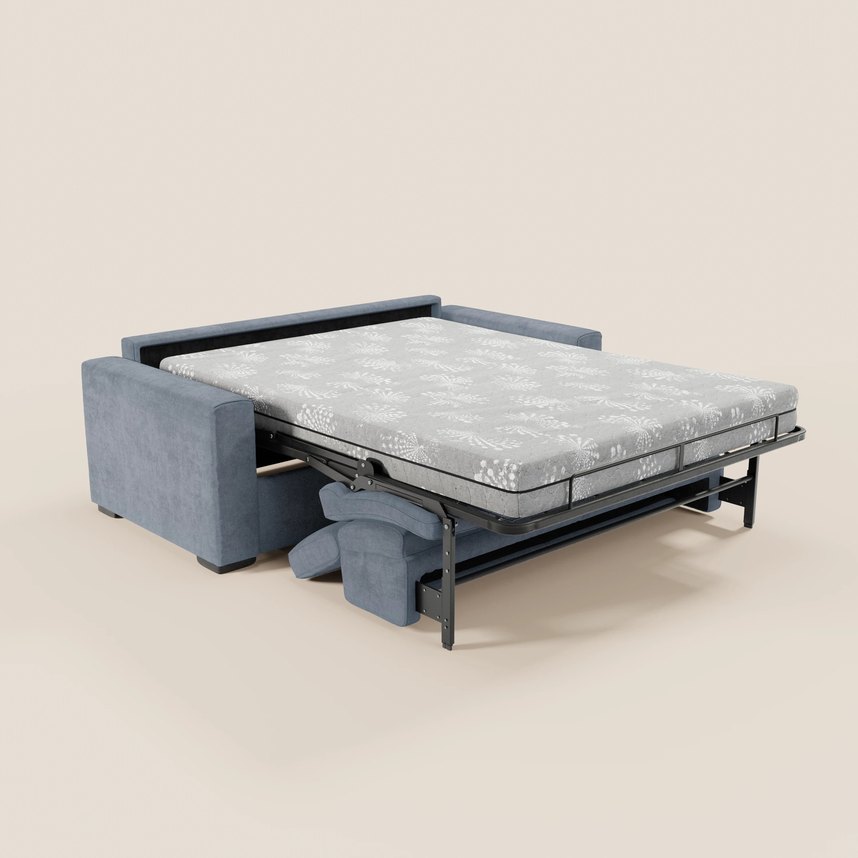 Il divano letto a 3 posti Maximus con materasso ALTO da 20 cm di Divani.Store è realizzato in tessuto Oeko-Tex grigio chiaro e resistente alle macchie. Il divano presenta braccioli e schienale dalle linee semplici e pulite, oltre a poggiatesta regolabili. Il suo materasso matrimoniale alla francese — con un delicato motivo floreale — è raffigurato completamente esteso sopra la struttura metallica del letto, lasciata a vista. Lo sfondo è beige.