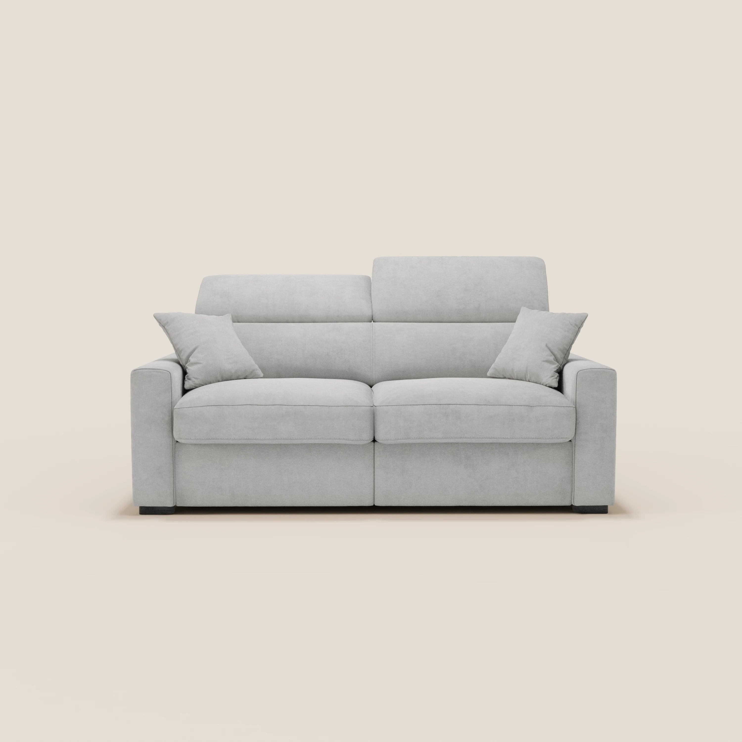 Il divano letto a 3 posti Maximus di Divani.Store è dotato di un materasso alto 20 cm, poggiatesta regolabili e tessuto Oeko-Tex di facile pulizia in grigio chiaro, che offre un comfort avvolgente e uno stile minimalista, con cuscini decorativi inclusi.