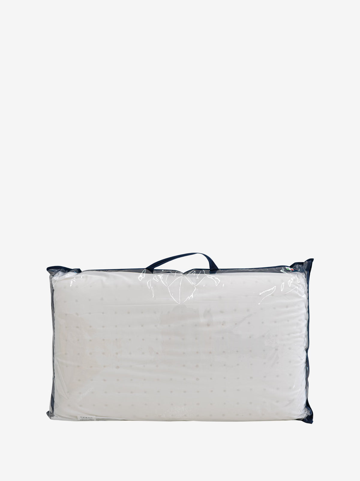 Il cuscino KYROS-PRIME in memory foam iniettato, personalizzato e ortopedico di Divani.Store, un cuscino rettangolare bianco con piccole perforazioni, è confezionato in un sacchetto di plastica trasparente con chiusura a zip, bordi blu navy e manico. Progettato per garantire un comfort ottimale e un sostegno cervicale, il prodotto è esposto su uno sfondo bianco a tinta unita.