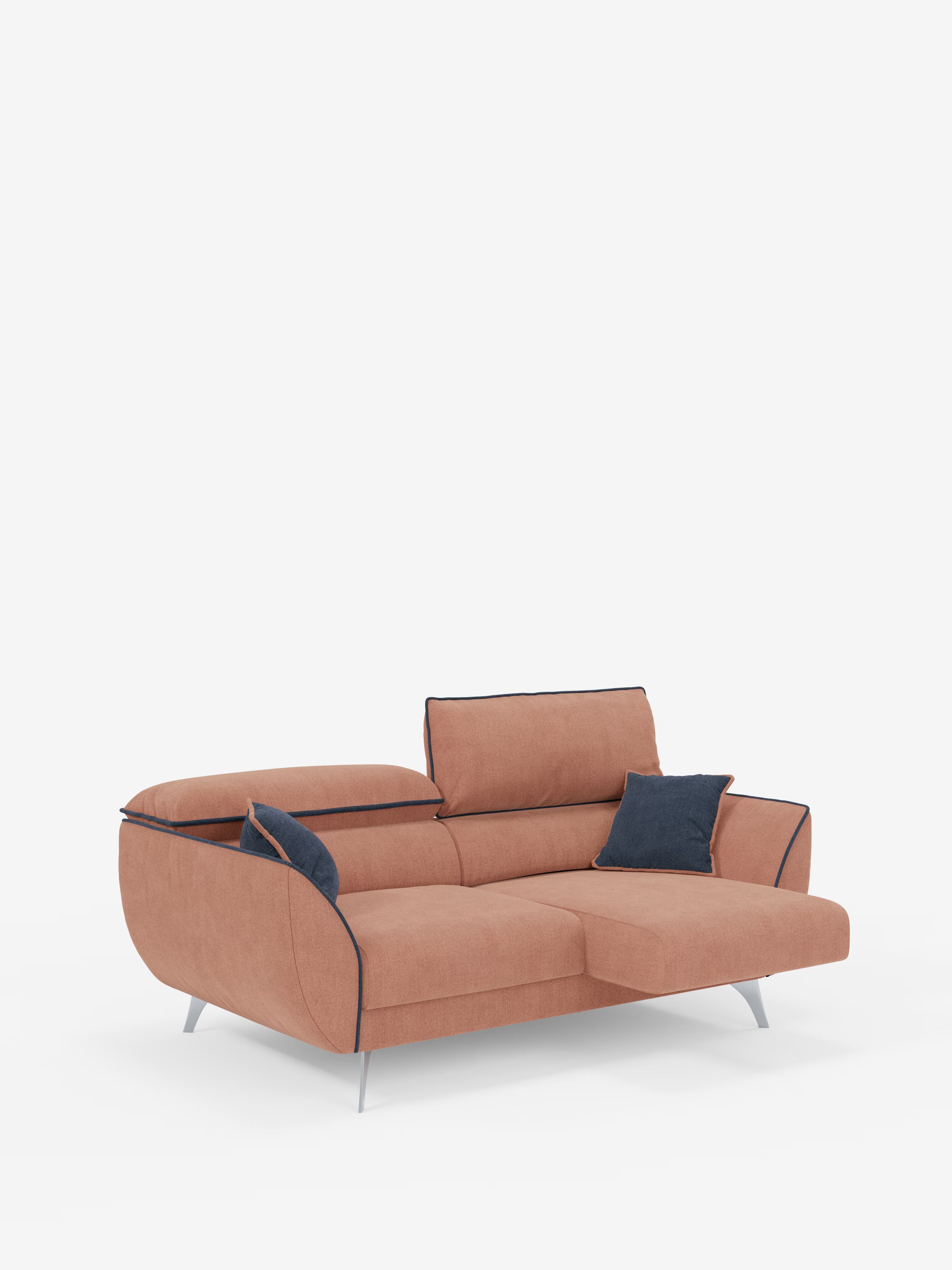 Il divano Michelangelo a 2 e 3 posti di Divani.Store presenta un design moderno bicolore in tessuto T23 smacchiabile nei colori ruggine e blu navy, caratterizzato da linee slanciate, bordino nero, gambe in metallo, schienali regolabili (sedute allungabili) e due cuscini decorativi blu navy. Presentato su uno sfondo bianco, questo elegante divano mette in risalto lo stile contemporaneo e il comfort accogliente grazie ai suoi poggiatesta reclinabili.