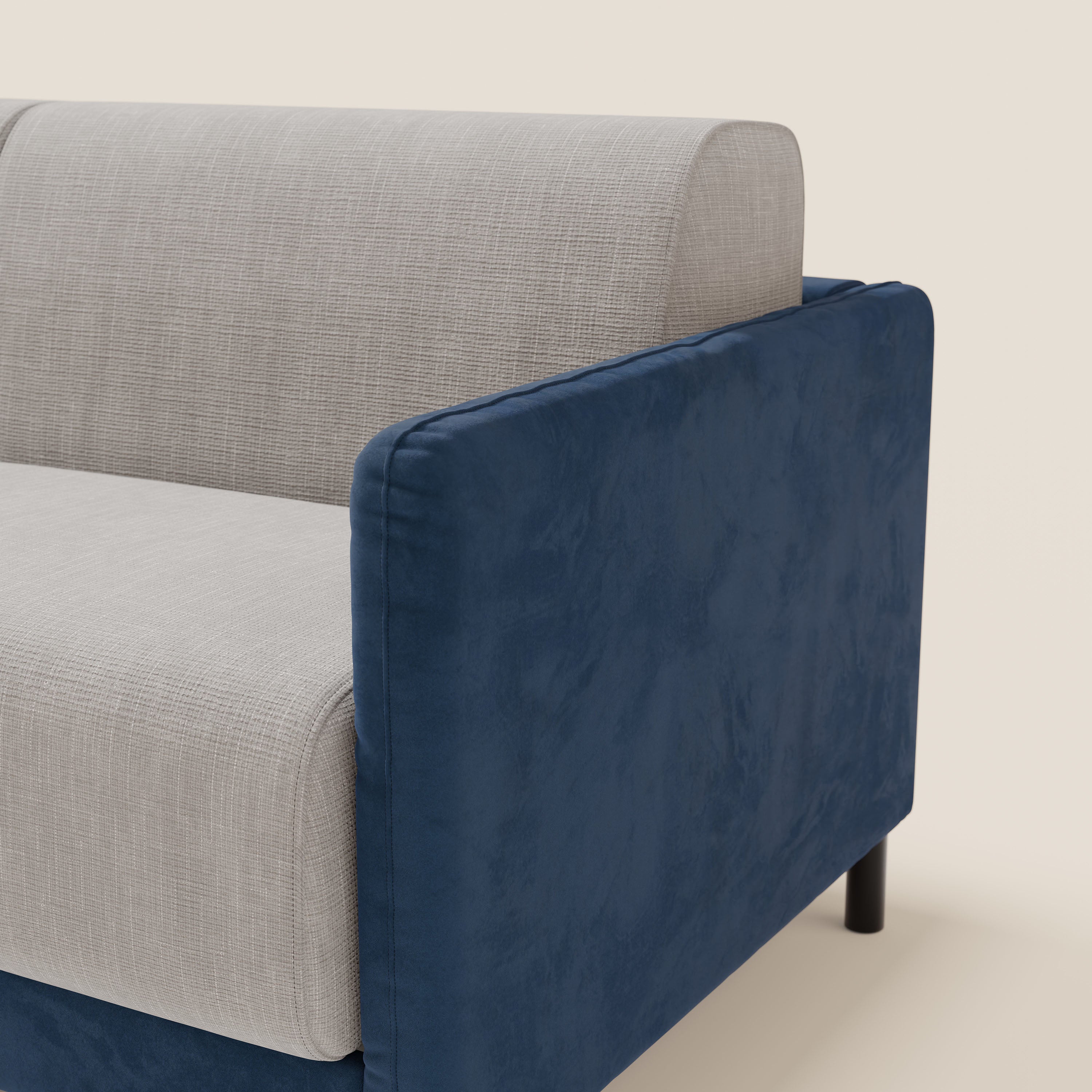 Primo piano del divano letto Narciso di Divani.Store, caratterizzato da microfibra antimacchia in grigio chiaro ed elegante tessuto impermeabile blu T06, con gambe cilindriche nere, su sfondo bianco sporco.