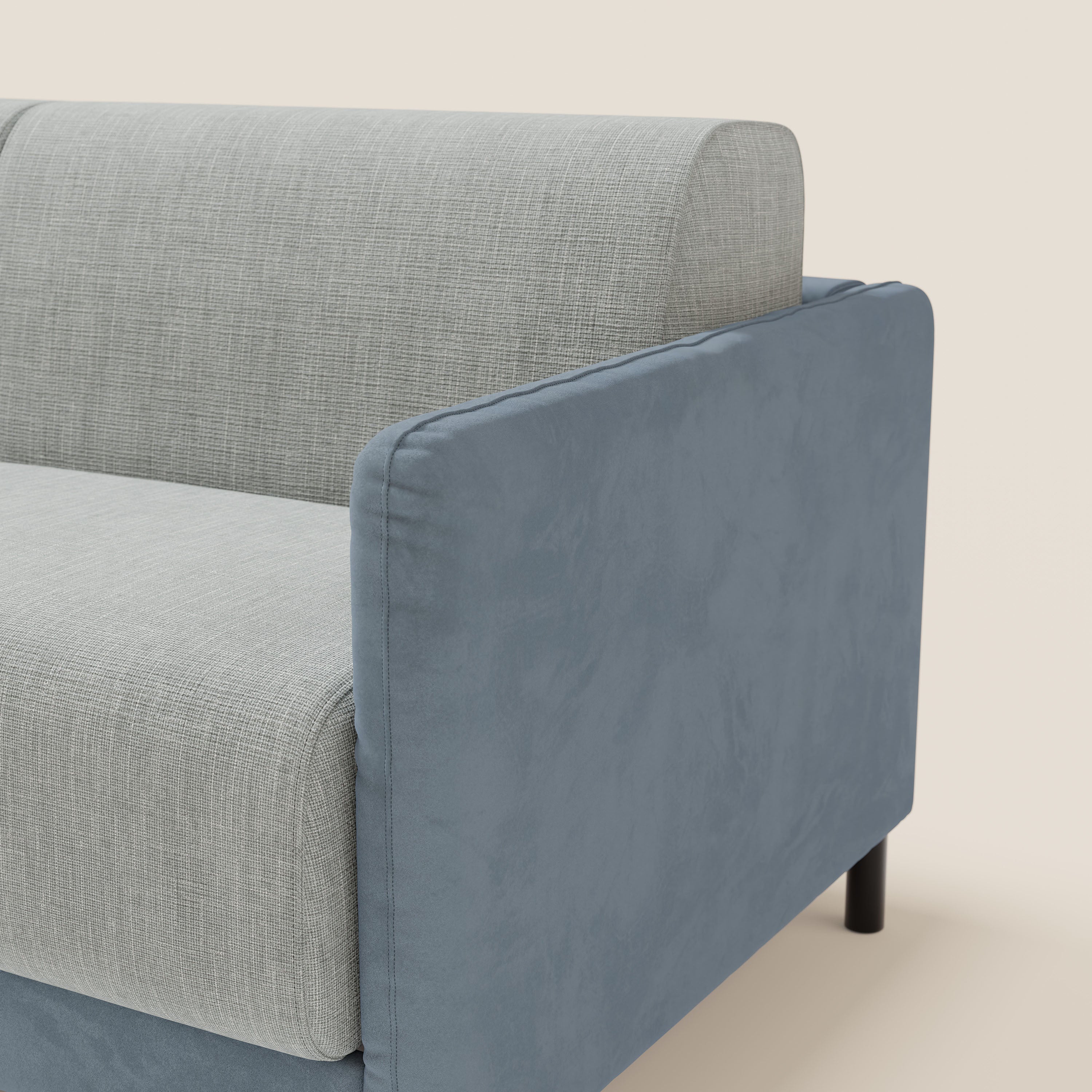 Primo piano del divano letto Narciso di Divani.Store: design bicolore in microfibra smacchiabile, tessuto impermeabile T06 carta da zucchero-ghiaccio, gambe cilindriche nere e materasso H18 cm per un comfort superiore.