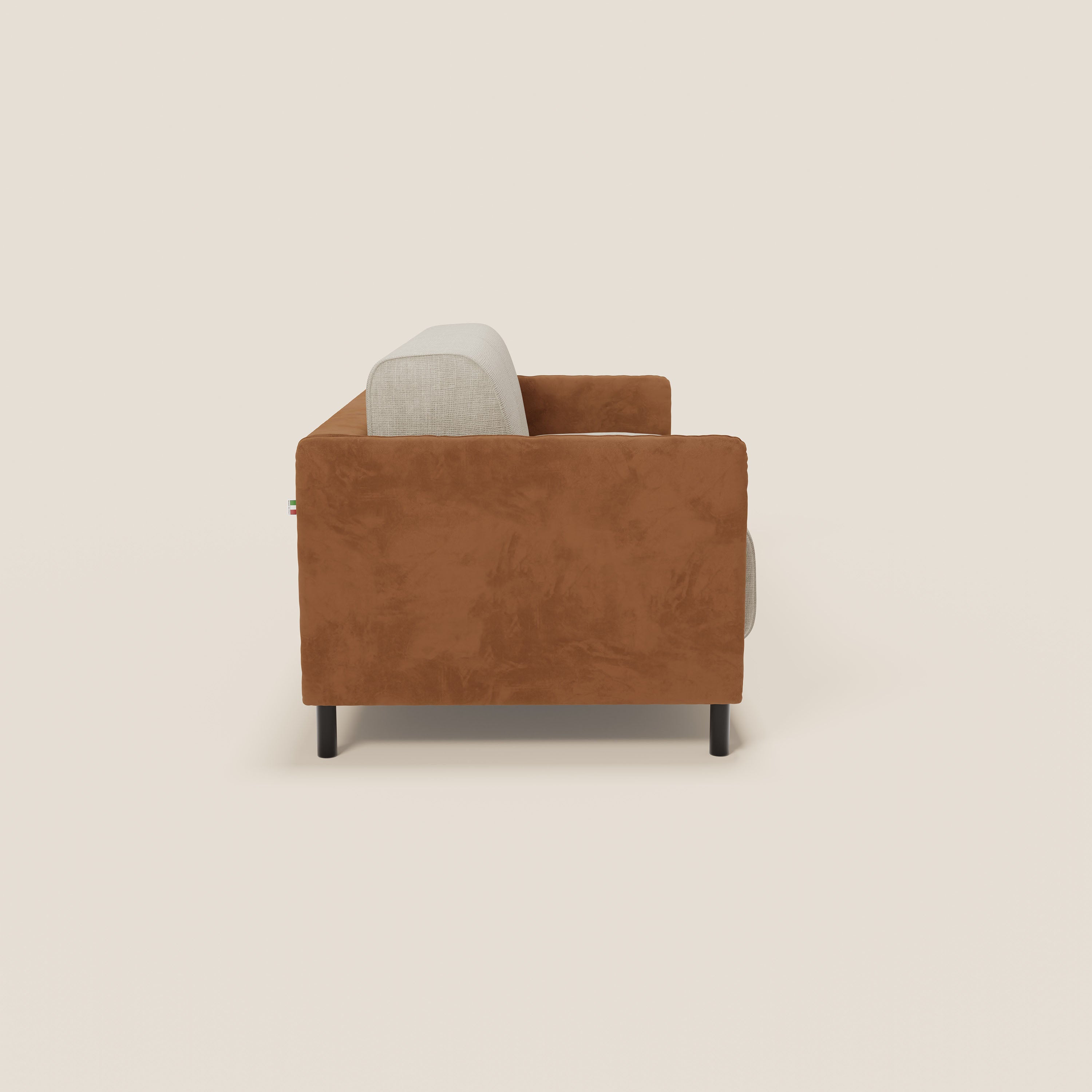 Il divano letto Narciso di Divani.Store è caratterizzato da una struttura in microfibra smacchiabile bicolore in cuoio e panna, con eleganti cuscini in tessuto impermeabile T06 e gambe in metallo nero, su uno sfondo bianco sporco.