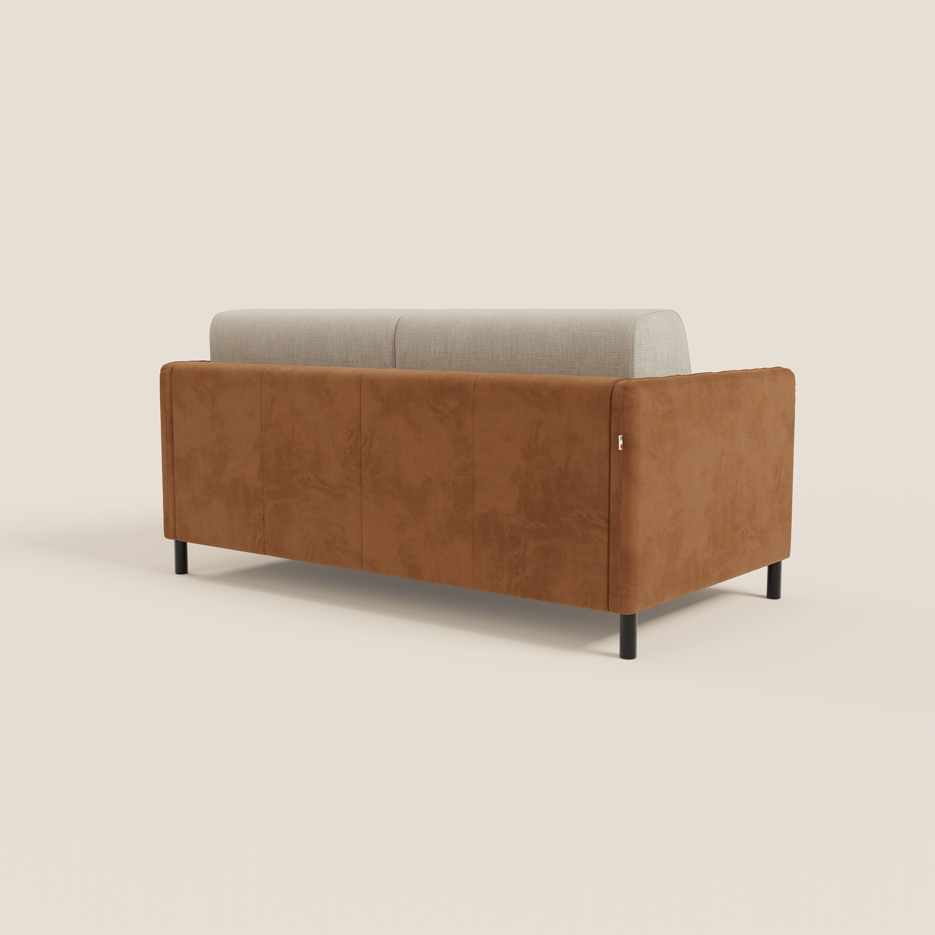 Il divano letto Narciso di Divani.Store è caratterizzato da un materasso bicolore H18 cm, struttura in microfibra smacchiabile color cuoio con inserti in tessuto impermeabile color panna e gambe nere. Il divano è visibile da dietro a destra su uno sfondo bianco sporco.