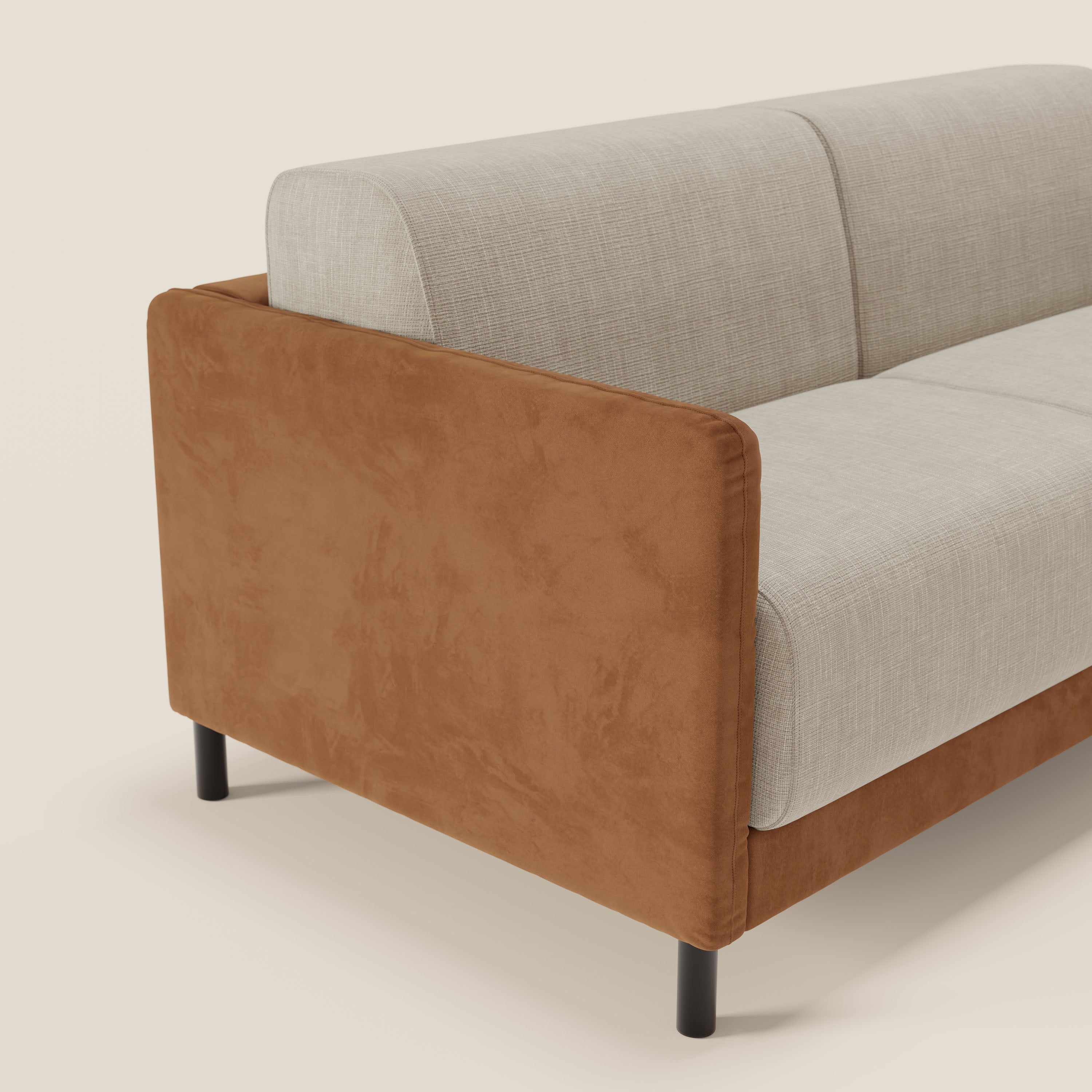 Il divano letto Narciso di Divani.Store ha un design bicolore con materasso H18 cm, struttura in microfibra smacchiabile, rivestimento impermeabile T06 cuoio e panna e gambe cilindriche nere per un look moderno e minimalista.