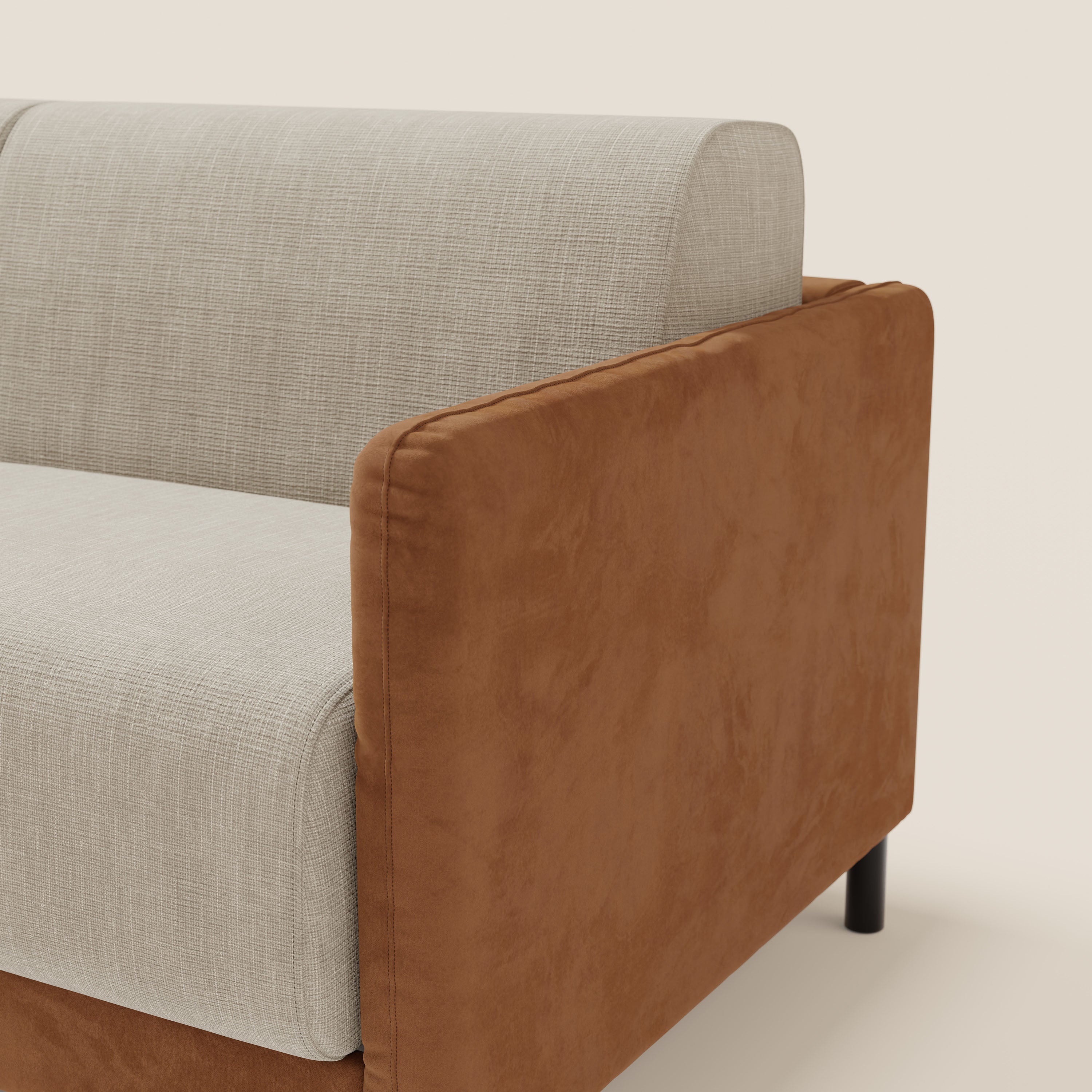 Il divano letto Narciso di Divani.Store è caratterizzato da un materasso H18 cm, da un design bicolore con base in microfibra cuoio e rivestimento in tessuto impermeabile panna T06, da linee eleganti e da gambe cilindriche nere per un tocco di modernità.