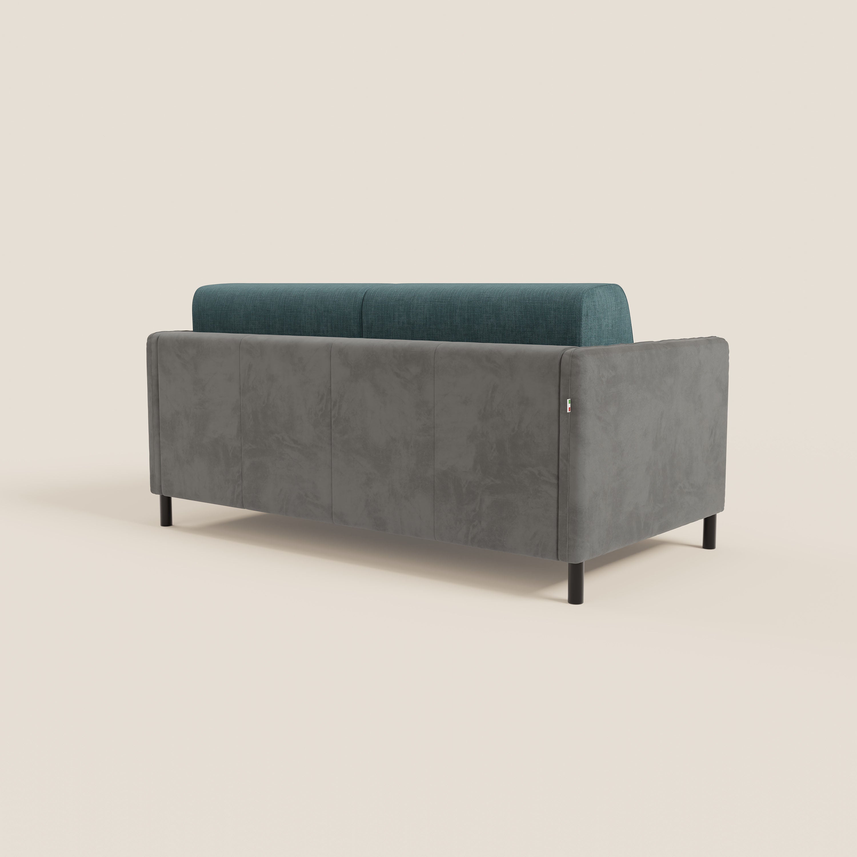 Il divano letto Narciso di Divani.Store è caratterizzato da una struttura in microfibra antimacchia di colore grigio scuro, abbinata all'elegante tessuto impermeabile T06 di colore grigio-blu. Le sue linee pulite spiccano in un ambiente minimale di colore bianco sporco, evidenziando la funzionalità dello stile.