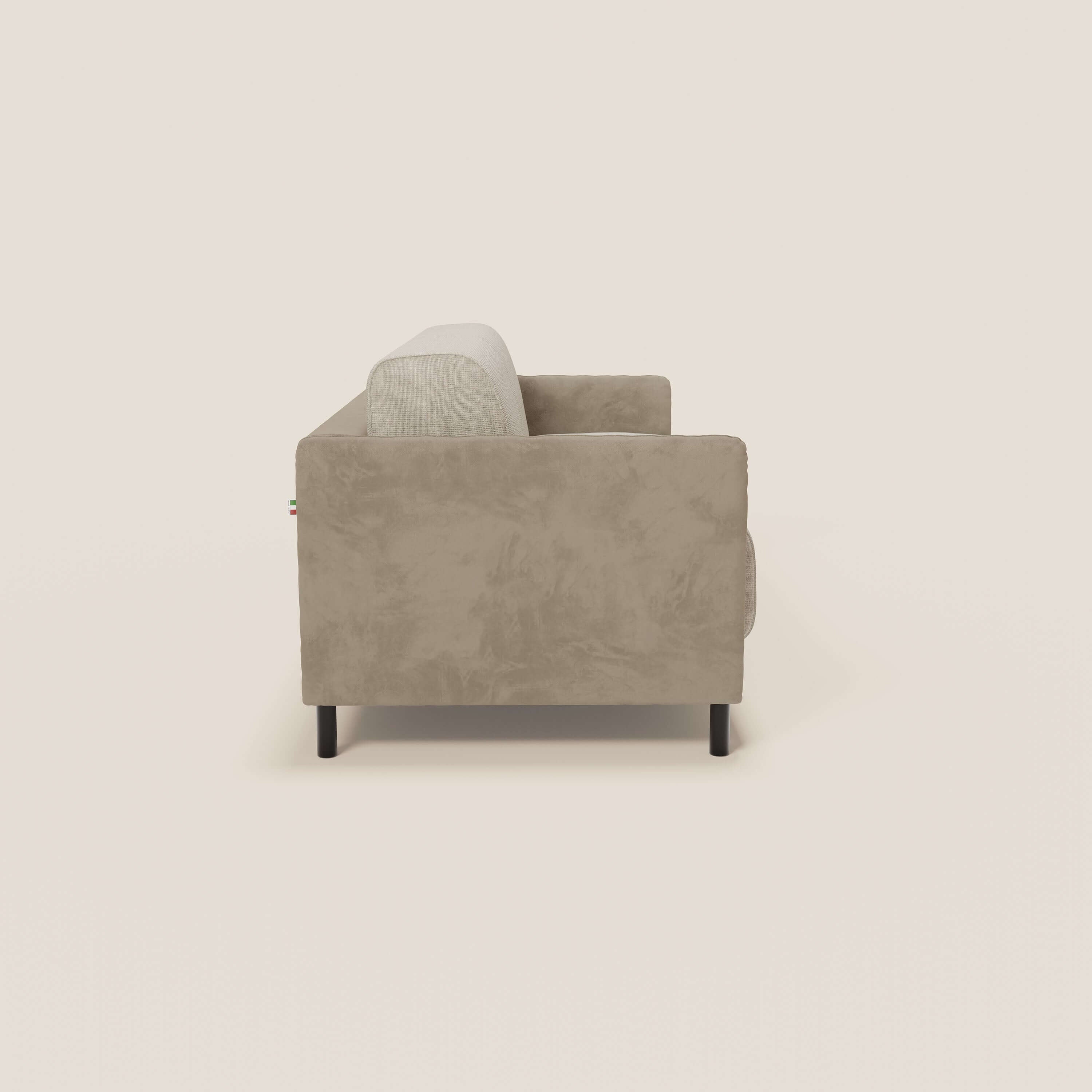 Vista laterale del divano letto Narciso 160 cm di Divani.Store in tessuto panna T06 tortora con gambe nere, schienale e braccioli imbottiti, superficie liscia, e include un comodo materasso H16 cm con doghe.