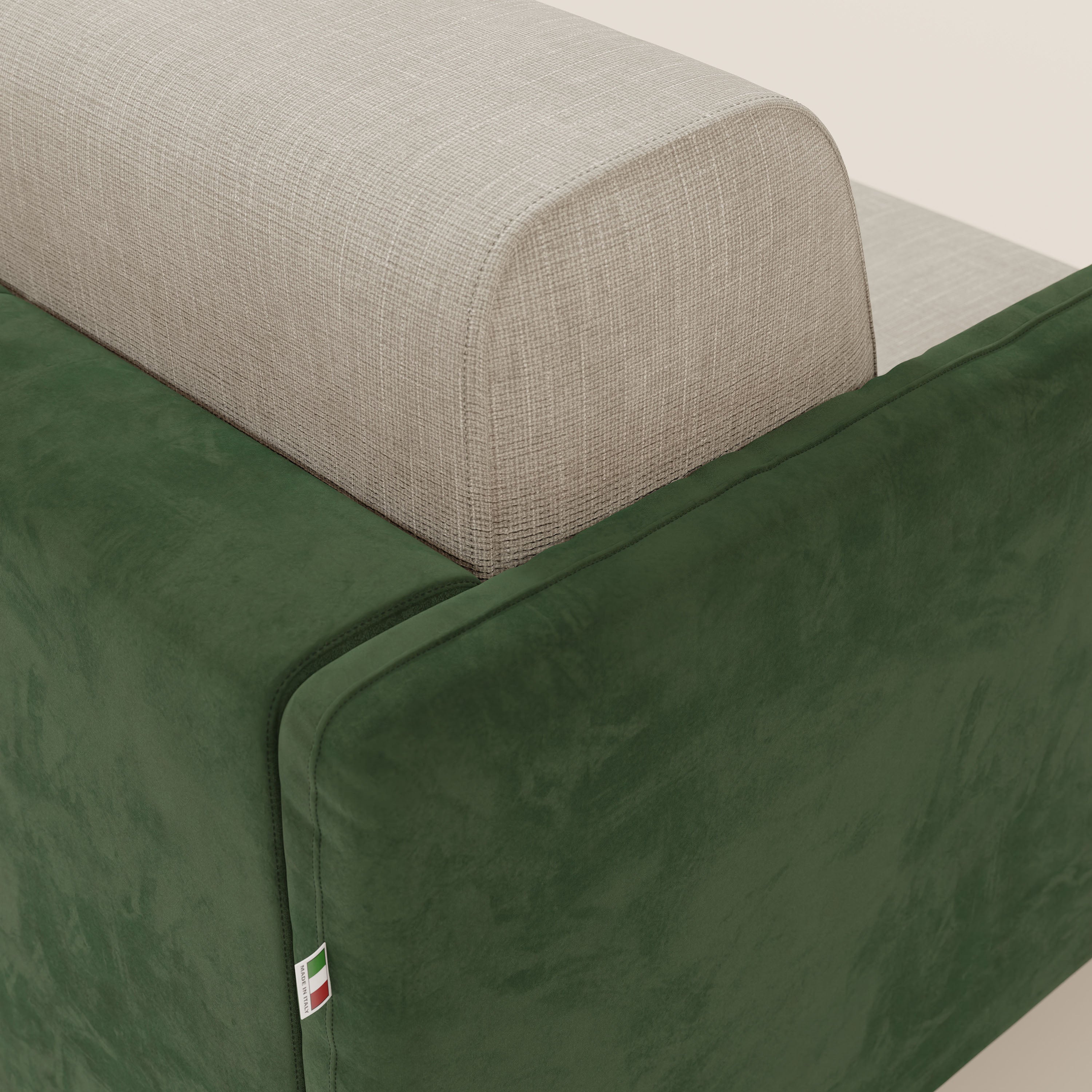 Il divano letto Narciso di Divani.Store è caratterizzato da un design bicolore in verde T06 e panna, con struttura in microfibra lavabile e tessuto impermeabile. Pulito e minimalista, include un materasso da 18 cm per un maggiore comfort.