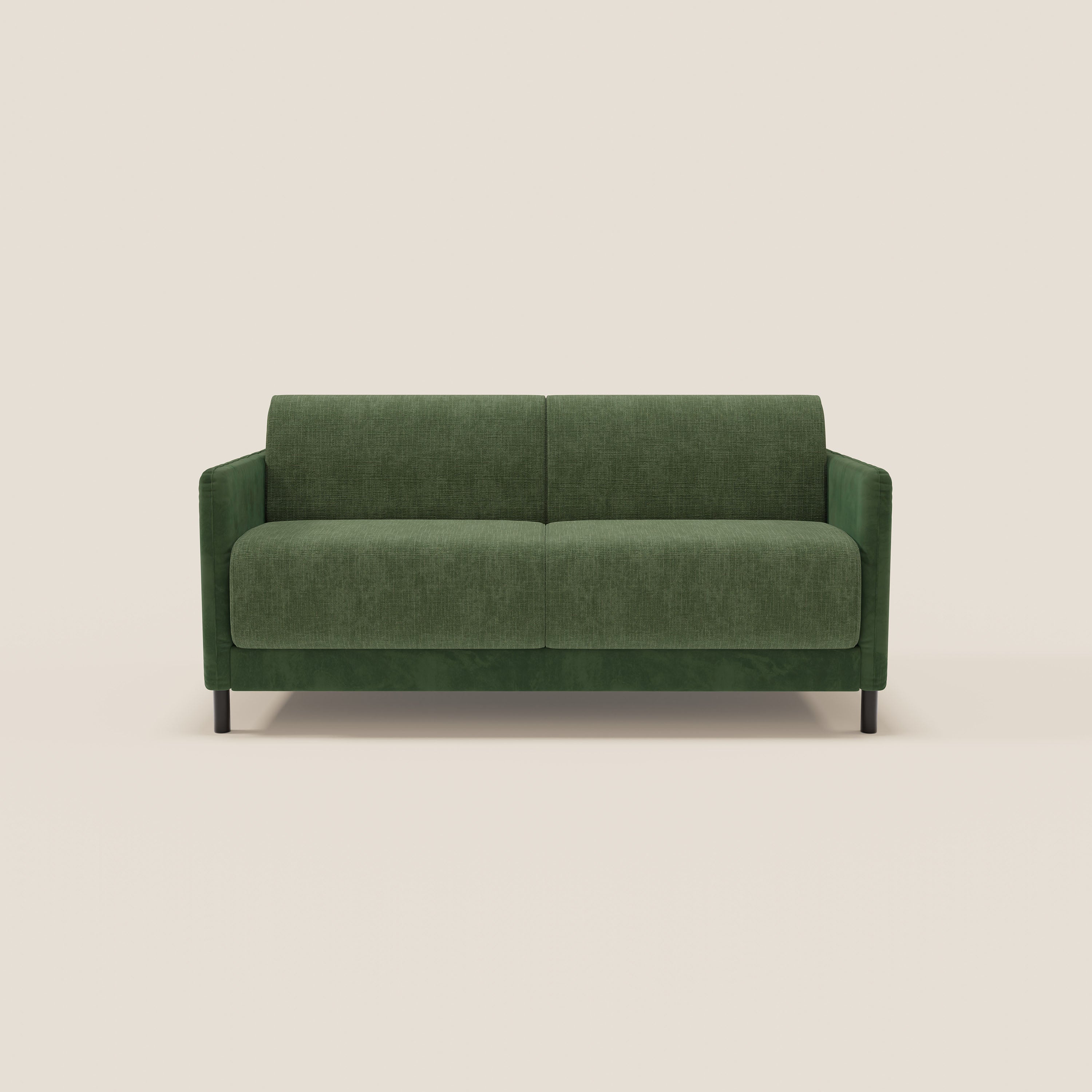 Il divano letto Narciso di Divani.Store è caratterizzato da linee pulite, braccioli squadrati, gambe nere e spessi cuscini in tessuto impermeabile T06 verde bicolore con materasso da 18 cm. La struttura in microfibra antimacchia si staglia su uno sfondo beige chiaro.