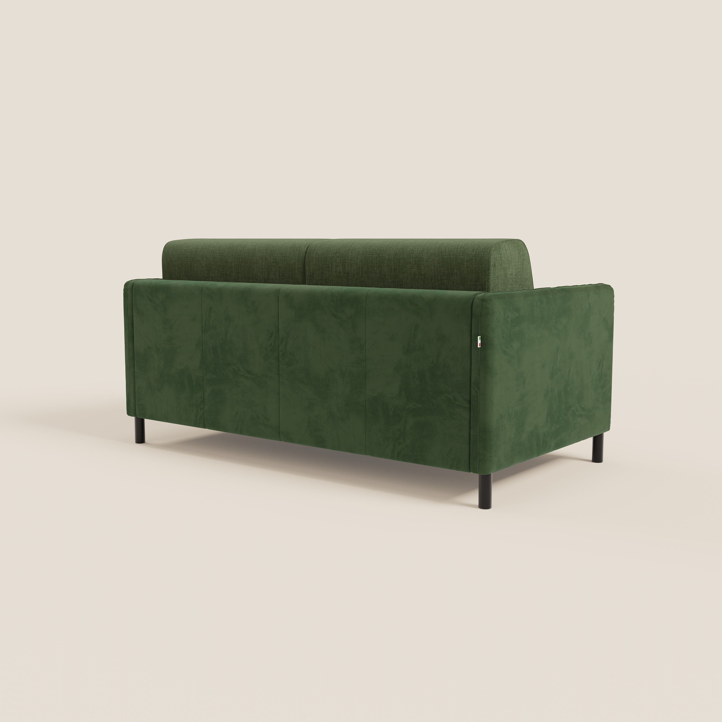 Il divano letto Narciso di Divani.Store, presentato con un'angolazione dallo schienale, presenta un rivestimento in velluto impermeabile verde T06, un design squadrato con gambe basse nere e un materasso da 18 cm. Il divano minimalista si staglia su uno sfondo chiaro.
