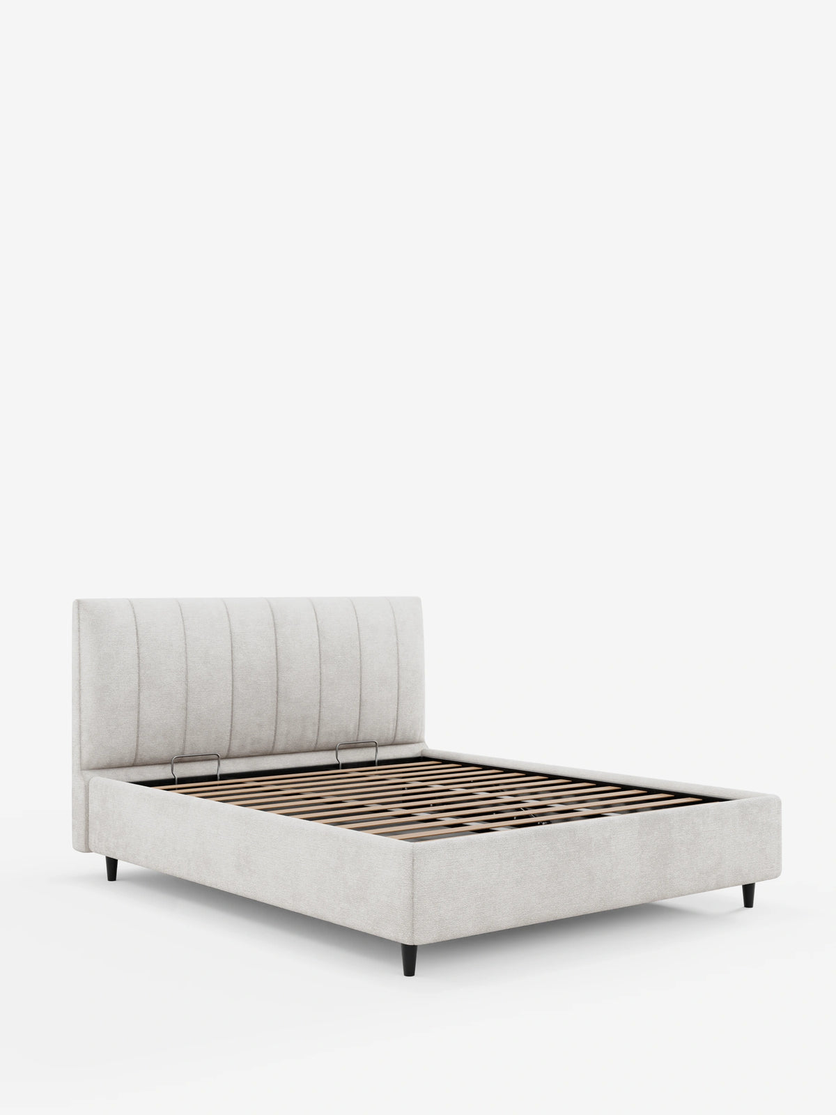 Il letto imbottito ONYX con contenitore e testiera verticale in tessuto certificato Oeko-Tex® è un letto contenitore di colore grigio chiaro, caratterizzato da una testiera alta a pannelli verticali, doghe in legno e gambe corte di colore scuro su sfondo bianco.