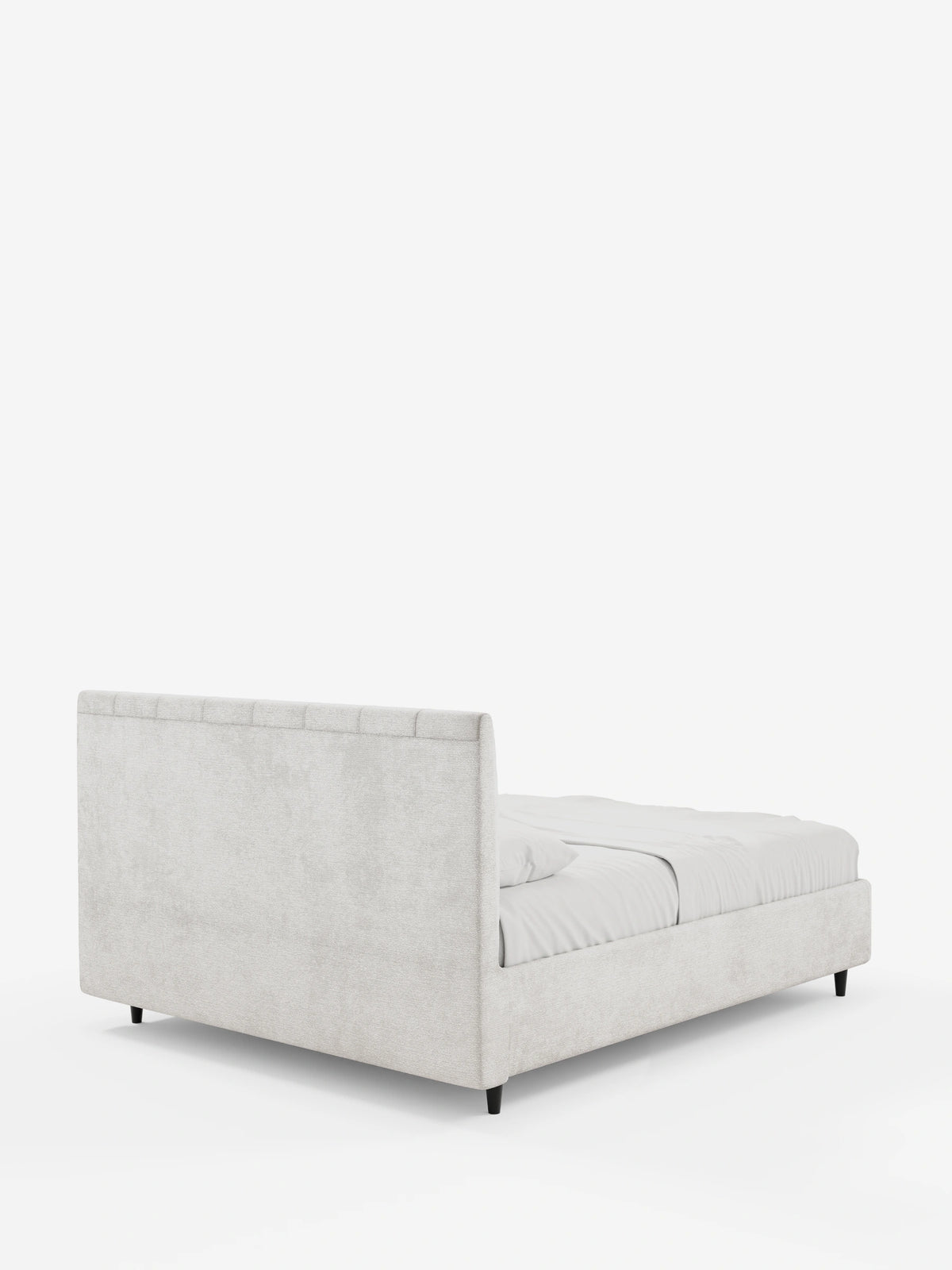 Il letto imbottito ONYX con contenitore e testiera verticale in tessuto certificato Oeko-Tex® è un letto matrimoniale grigio chiaro su sfondo bianco, caratterizzato da un’alta testiera con cuciture verticali, gambe affusolate scure e biancheria da letto bianca.