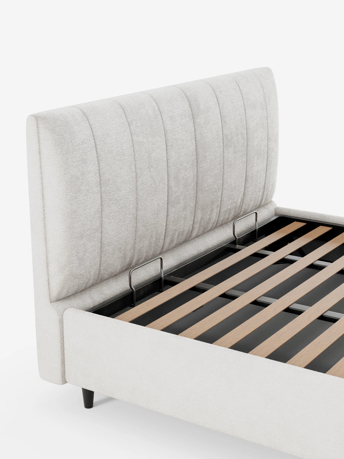 ONYX, letto imbottito con contenitore e testiera verticale in tessuto certificato Oeko-Tex® color grigio chiaro, caratterizzato da una base aperta con vano contenitore nero e doghe in legno su sfondo bianco.