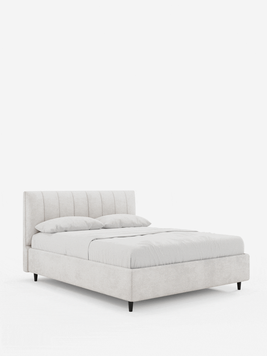 Il letto imbottito ONYX con contenitore e testiera verticale in tessuto certificato Oeko-Tex® è un letto moderno color beige chiaro con cuciture a canalina verticali e gambe affusolate scure, caratterizzato da due cuscini e un lenzuolo piano su sfondo bianco.