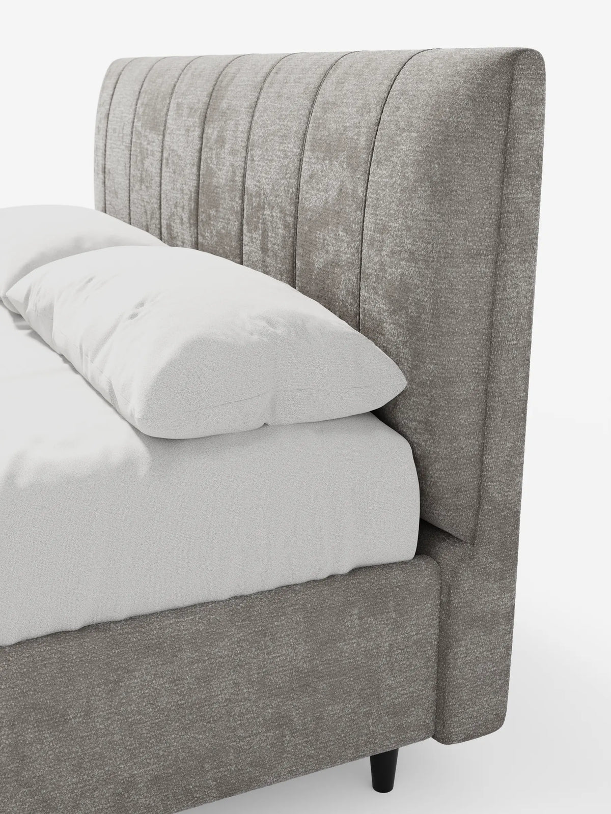 Vista laterale di un letto imbottito ONYX con contenitore e testiera verticale in tessuto certificato Oeko-Tex®: un letto moderno con una testiera alta di colore marrone chiaro, rivestita con pannelli verticali, biancheria da letto bianca e gambe cilindriche scure su base bianca.