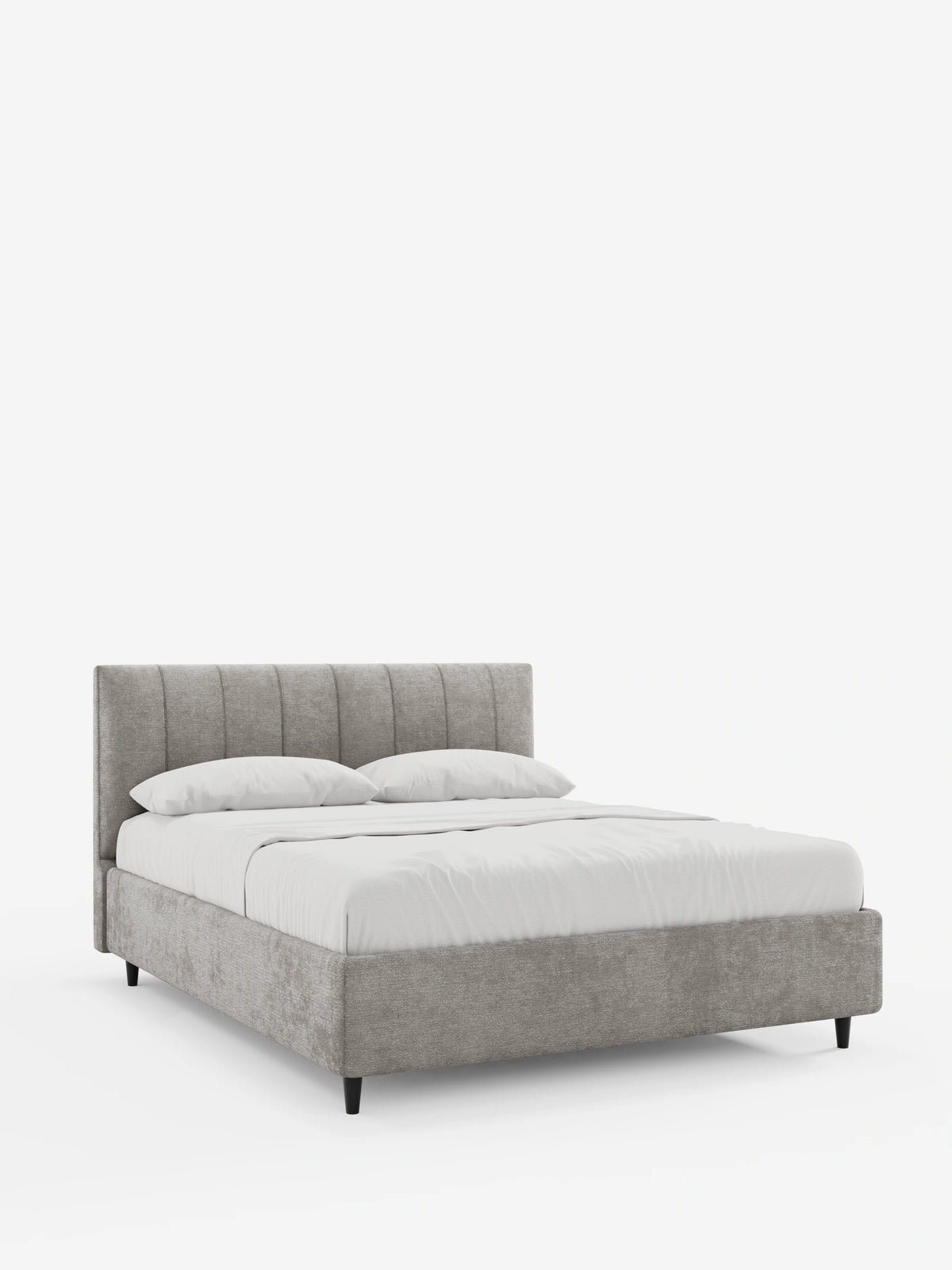 Il letto imbottito ONYX con contenitore e testiera verticale in tessuto certificato Oeko-Tex® è un moderno letto matrimoniale caratterizzato da un'alta testiera verticale rivestita in tessuto grigio, da lenzuola bianchissime e da piedini neri corti e affusolati.