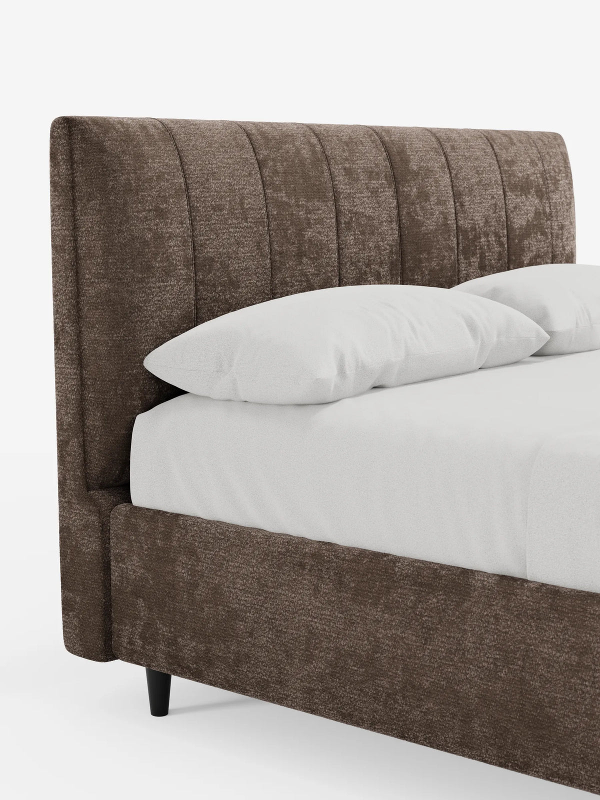 Il letto imbottito ONYX con contenitore e testiera verticale in tessuto certificato Oeko-Tex® è un moderno letto in tessuto marrone con testiera trapuntata a canali, biancheria da letto bianca e gambe corte scure su sfondo bianco.