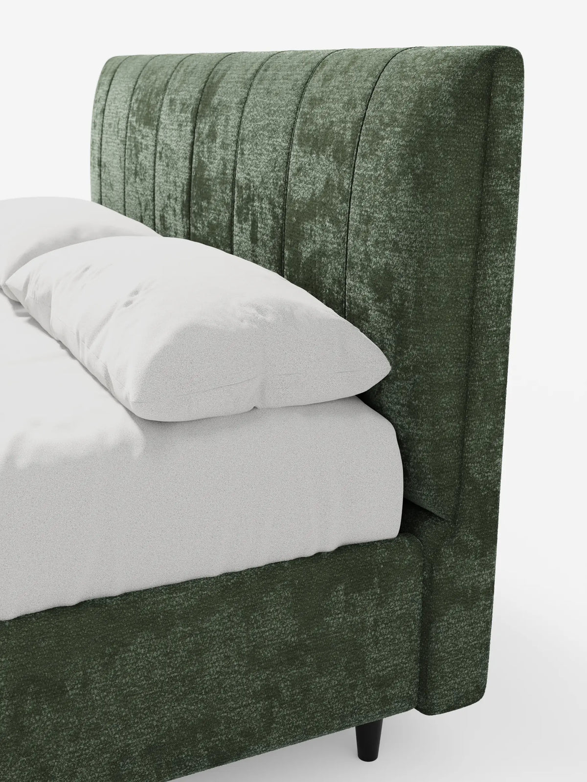 Vista laterale del letto imbottito ONYX con contenitore e testiera verticale in tessuto certificato Oeko-Tex®, un moderno letto matrimoniale caratterizzato da una testiera verde bosco con scanalature verticali, biancheria da letto bianca e gambe cilindriche scure.