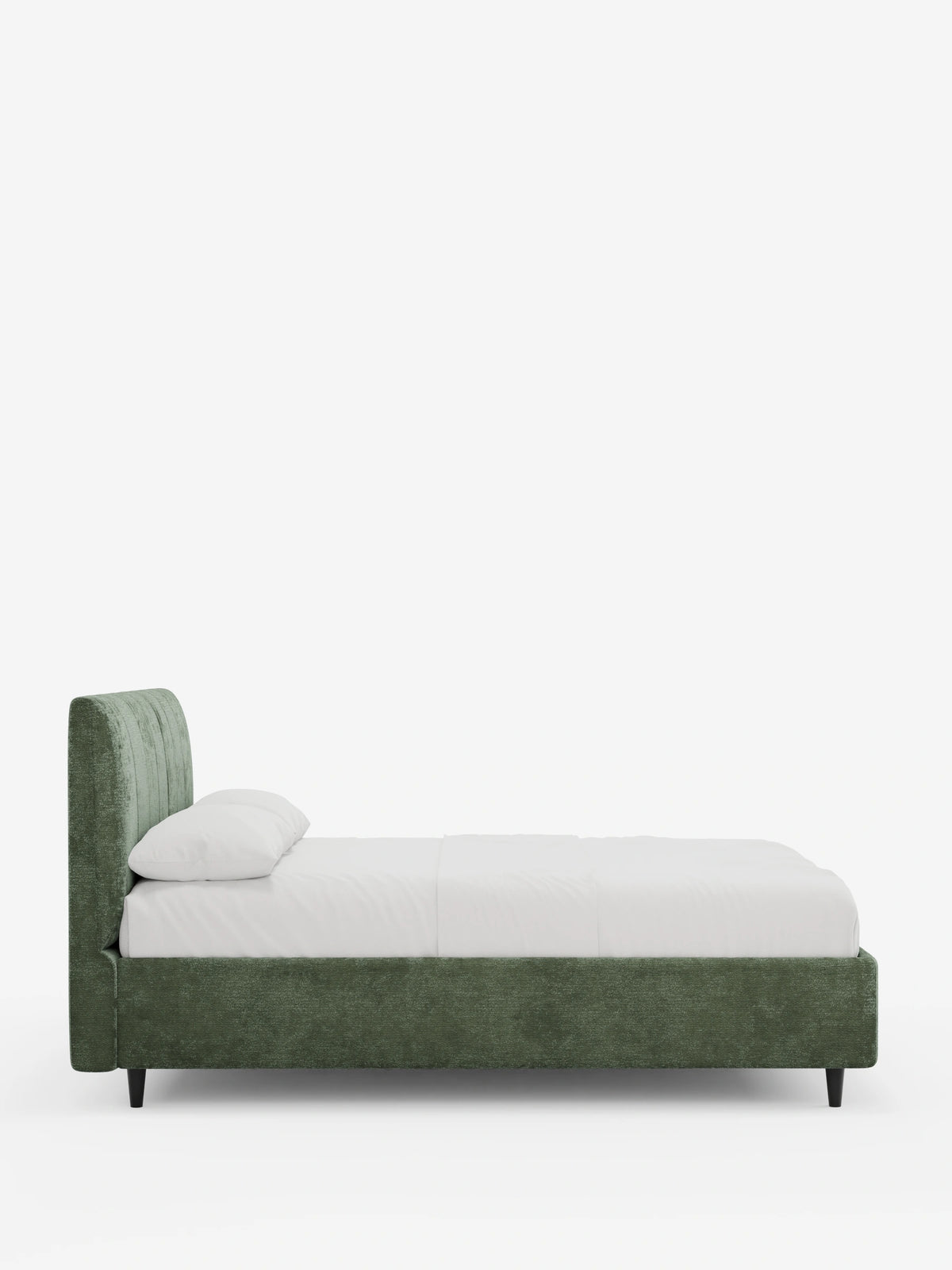 Profilo laterale di un letto imbottito ONYX con contenitore e testiera verticale in tessuto certificato Oeko-Tex® color verde salvia, caratterizzato da un’alta testiera a pannelli verticali, biancheria da letto bianca e gambe corte, scure e affusolate su uno sfondo bianco.
