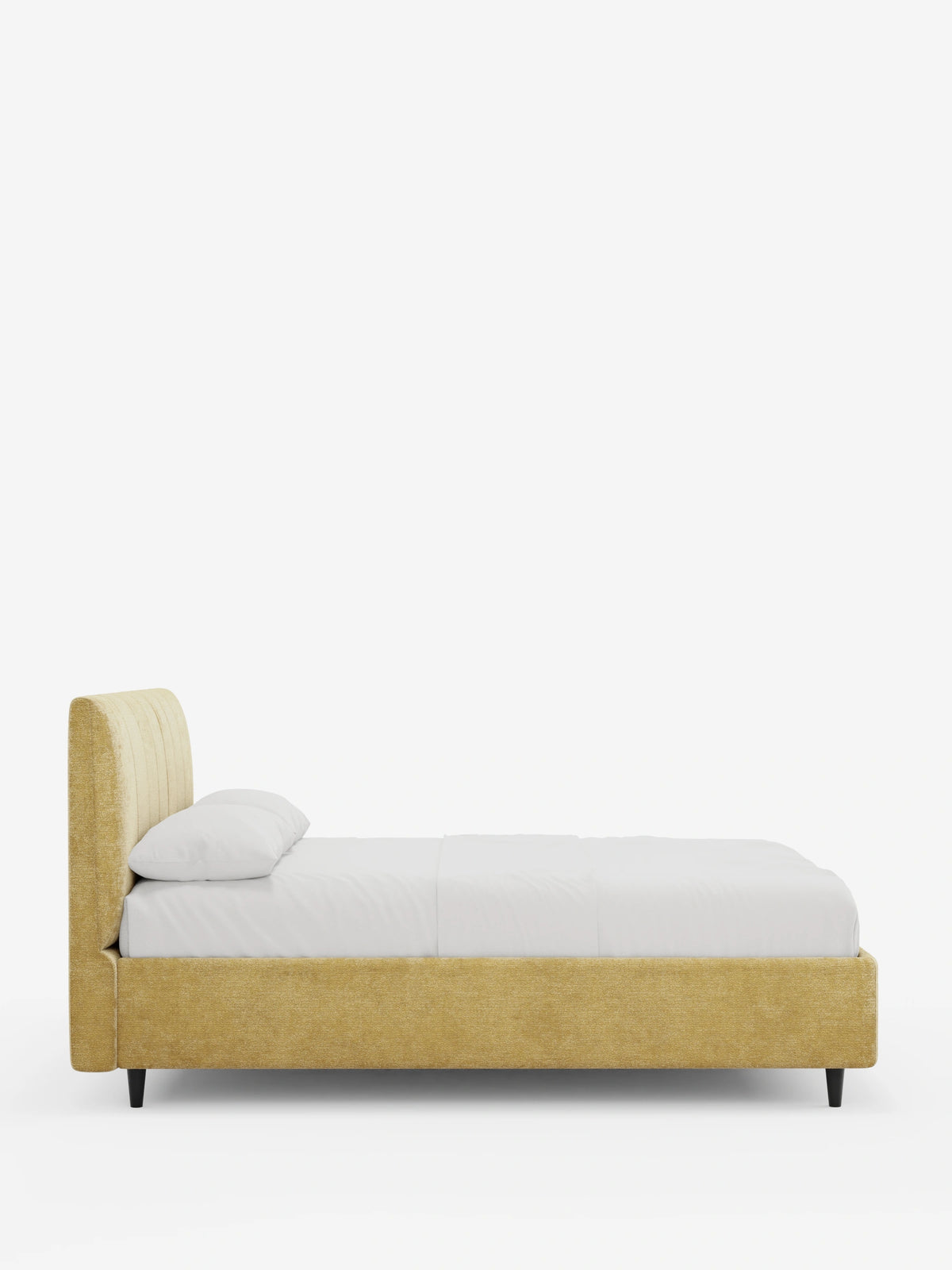 Profilo laterale di un letto imbottito ONYX con contenitore e testiera verticale in tessuto certificato Oeko-Tex® di colore giallo senape su sfondo bianco, caratterizzato da un’alta testiera a doghe, biancheria da letto bianca e gambe affusolate scure.
