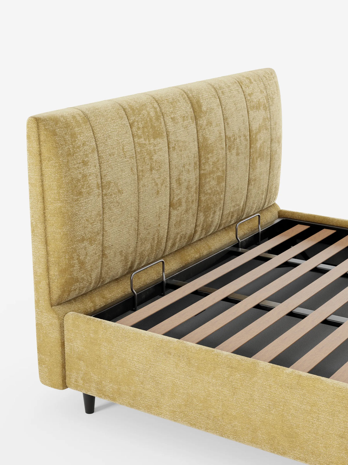Il letto imbottito ONYX con contenitore e testiera verticale in tessuto certificato Oeko-Tex® è un moderno letto imbottito con contenitore, rivestito in tessuto giallo ocra, dotato di una testiera alta con trapuntatura verticale, rete a doghe e piedini cilindrici neri.