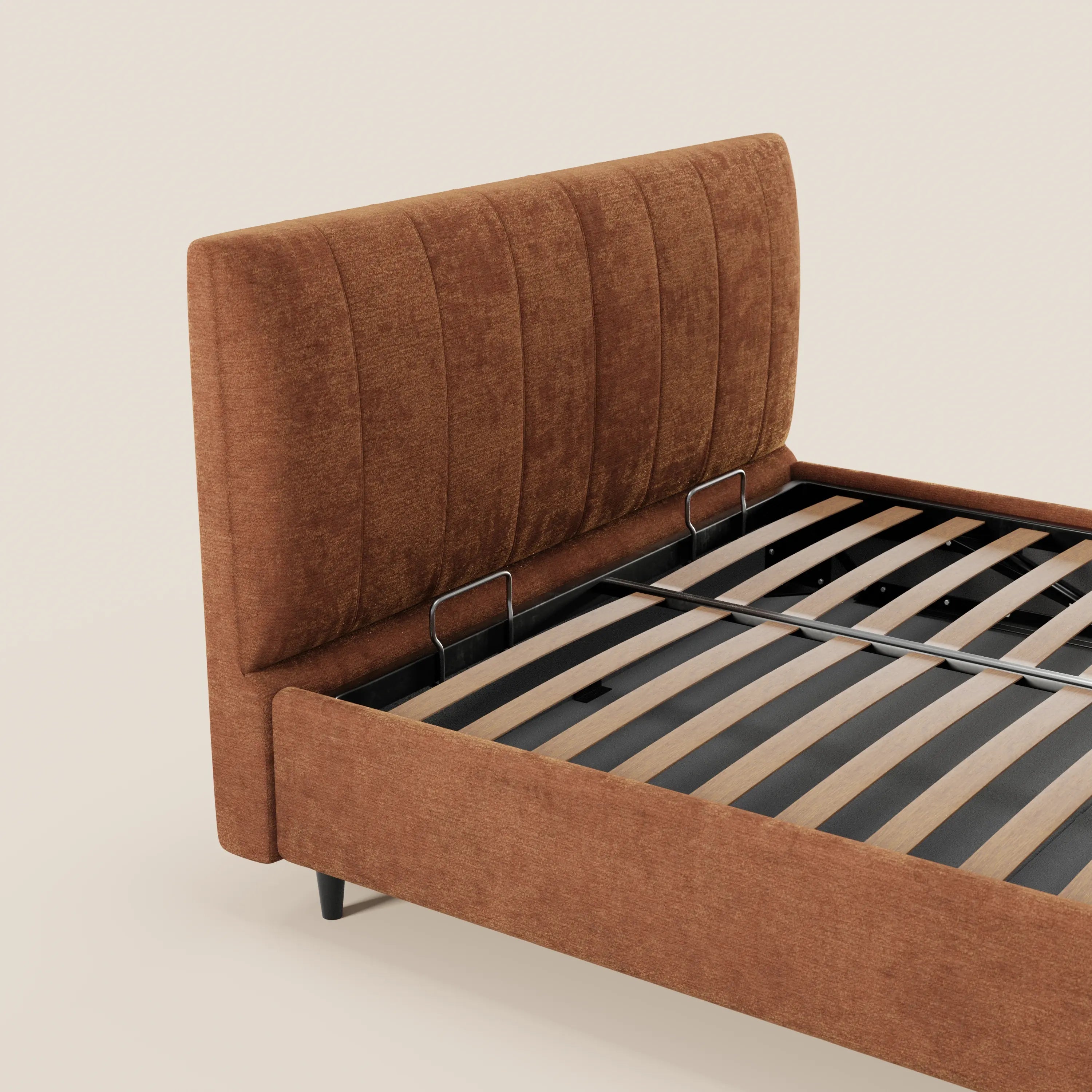 Un primo piano del letto imbottito ONYX di Letti.store, caratterizzato da un'alta testiera verticale in tessuto color ruggine certificato Oeko-Tex®, sponde laterali, doghe in legno a vista e barre in metallo nero, il tutto su uno sfondo beige chiaro.