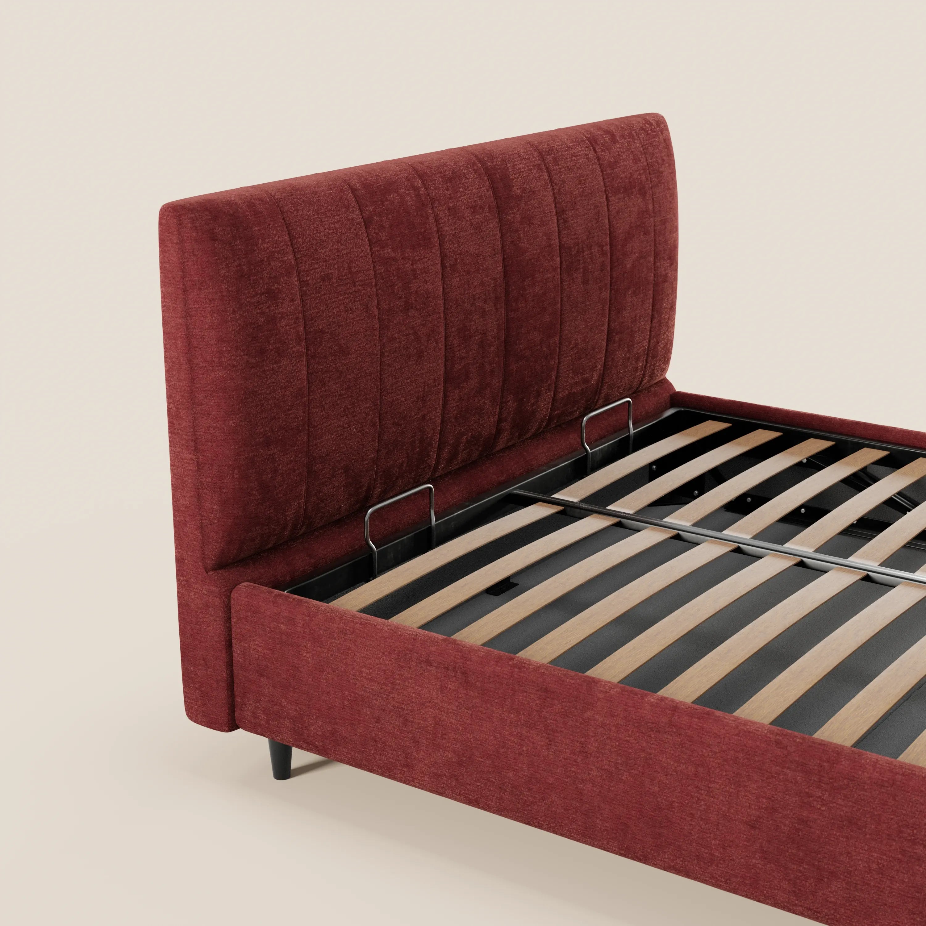 Il letto imbottito ONYX di Letti.store, con testiera verticale in tessuto Oeko-Tex® e vano contenitore, presenta una struttura moderna con gambe sottili nere e rete a doghe in legno, su uno sfondo beige chiaro.