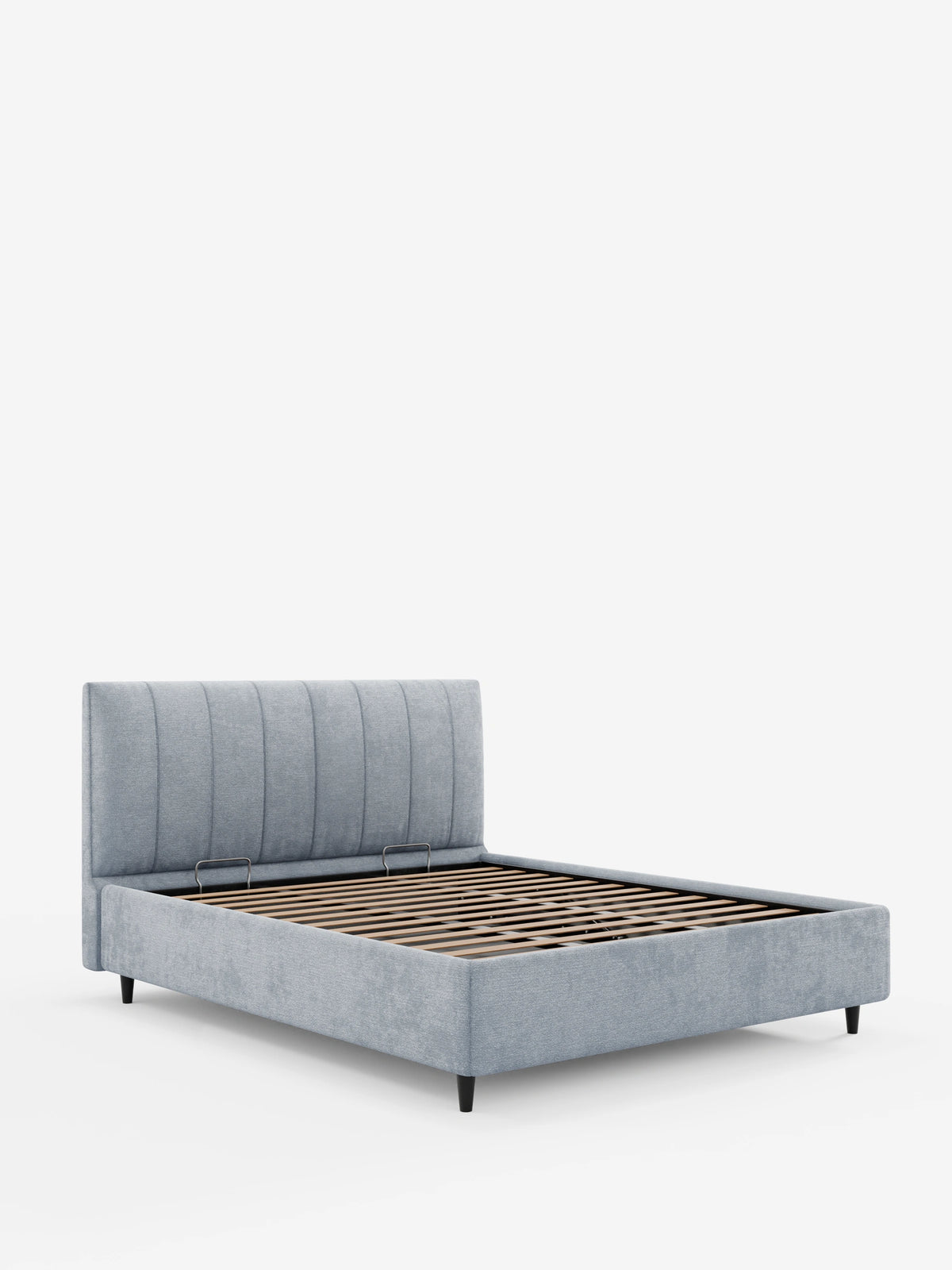 Il letto imbottito ONYX con contenitore e testiera verticale in tessuto certificato Oeko-Tex® è un letto imbottito di colore grigio chiaro, caratterizzato da una testiera alta con scanalature verticali, una base con contenitore a vista, doghe in legno e piccoli piedini scuri.