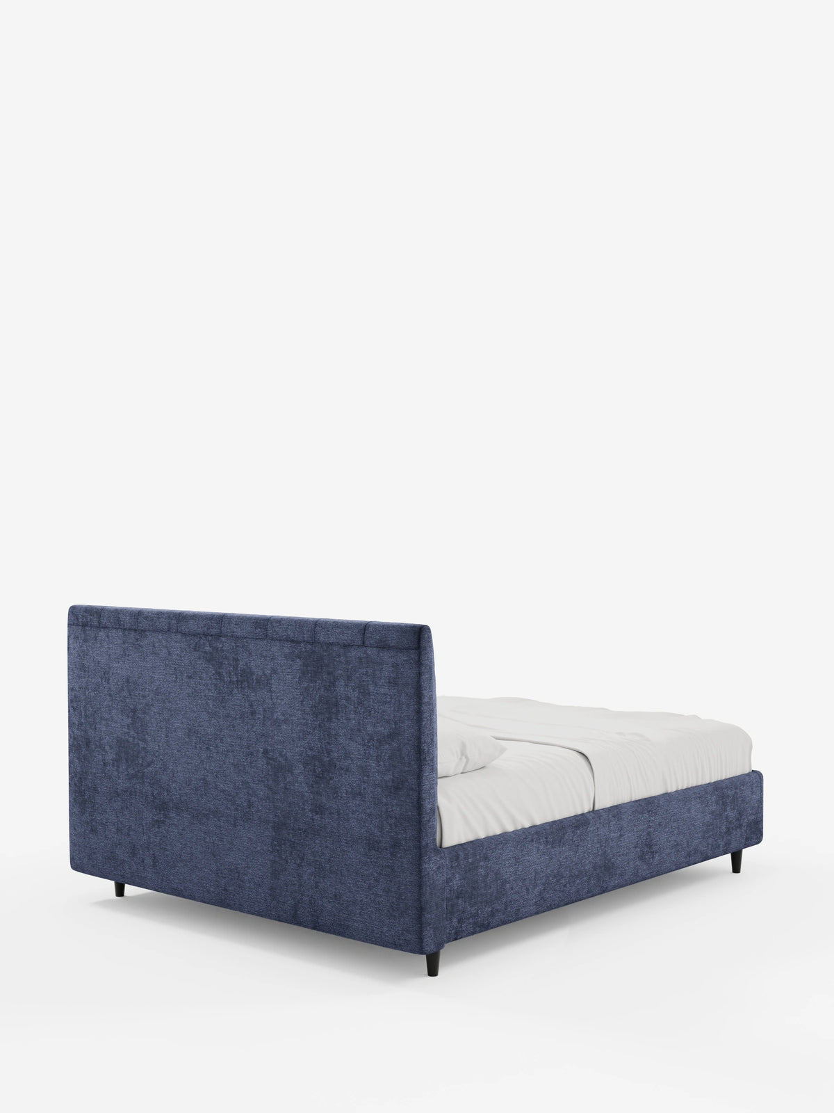 Il letto imbottito ONYX con contenitore e testiera verticale in tessuto certificato Oeko-Tex® è un letto blu navy con una testiera alta a pannelli verticali, biancheria da letto bianca e gambe corte e scure, che risaltano su uno sfondo bianco a tinta unita.