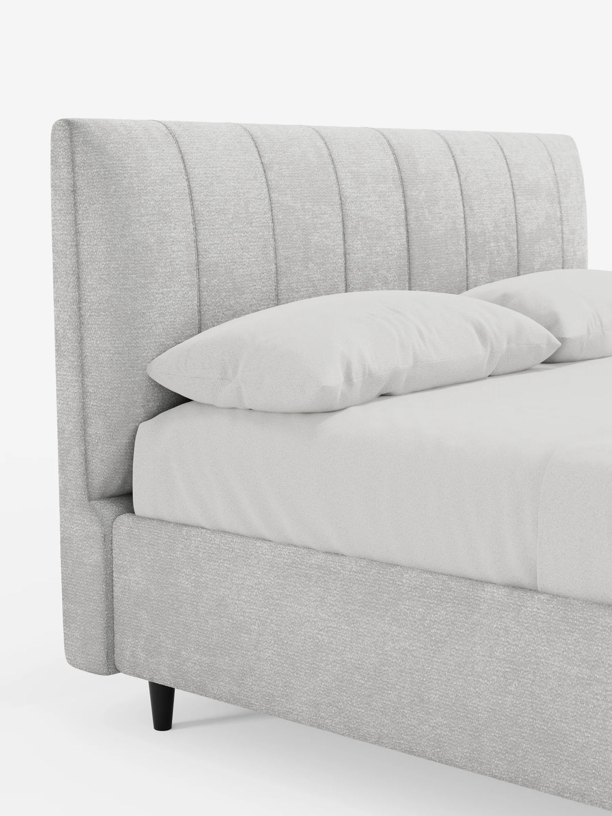 ONYX: letto imbottito con contenitore e testiera verticale in tessuto certificato Oeko-Tex®: un letto moderno con una testiera alta in tessuto grigio chiaro con cuciture verticali, due cuscini e lenzuola bianche su uno sfondo bianco uniforme.