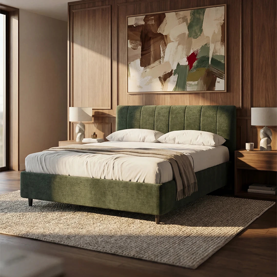 Una camera da letto moderna è arredata con il letto imbottito ONYX di Letti.store, dotato di vano contenitore e testiera verticale in tessuto certificato Oeko-Tex®, impreziosito da lenzuola bianche e da un copriletto grigio. Pareti in legno, opere d’arte astratta, due comodini gemelli e un tappeto beige completano questo spazio inondato di luce.