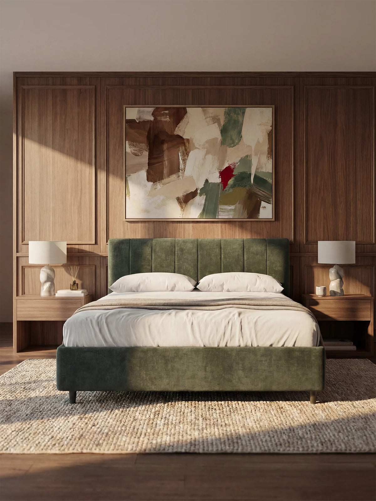 Camera da letto moderna arredata con il letto imbottito bicolore VALKIRIA con contenitore di Letti.La camera, arredata con il letto in velluto verde, è completata da biancheria da letto bianca, due comodini in legno con lampade abbinate, un tappeto beige testurizzato, pareti rivestite in legno e un grande quadro astratto con accenti marroni, beige, bianchi e rossi appeso sopra il letto.