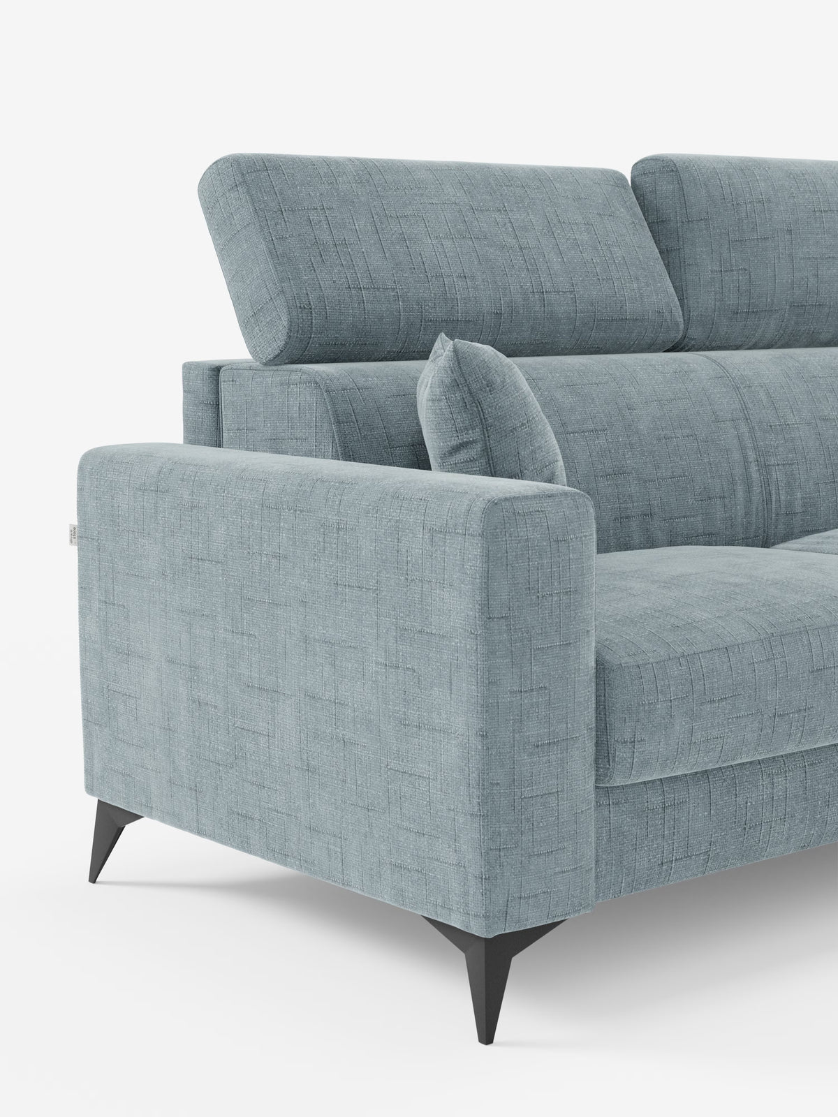 Il divano letto angolare Pegaso di Divani.Store è raffigurato parzialmente su uno sfondo bianco a tinta unita. Rivestito in tessuto jacquard T22 azzurro chiaro, resistente alle macchie e caratterizzato da una delicata trama a rilievo, questo divano moderno è dotato di poggiatesta regolabili, braccioli squadrati, un cuscino coordinato ed eleganti gambe angolate di colore nero. L’elegante chaise longue a penisola offre inoltre un pratico spazio contenitivo, pur mantenendo un aspetto slanciato.