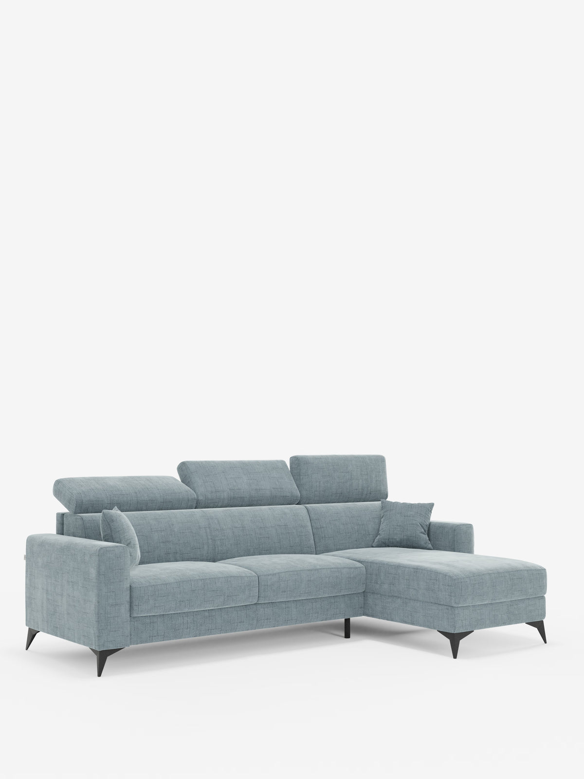 Un divano letto angolare Pegaso dal design contemporaneo di Divani.Store, in azzurro, caratterizzato da sottili gambe nere, tre poggiatesta reclinabili e una chaise longue contenitore sul lato destro. Include un piccolo cuscino abbinato. Sfondo bianco a tinta unita.