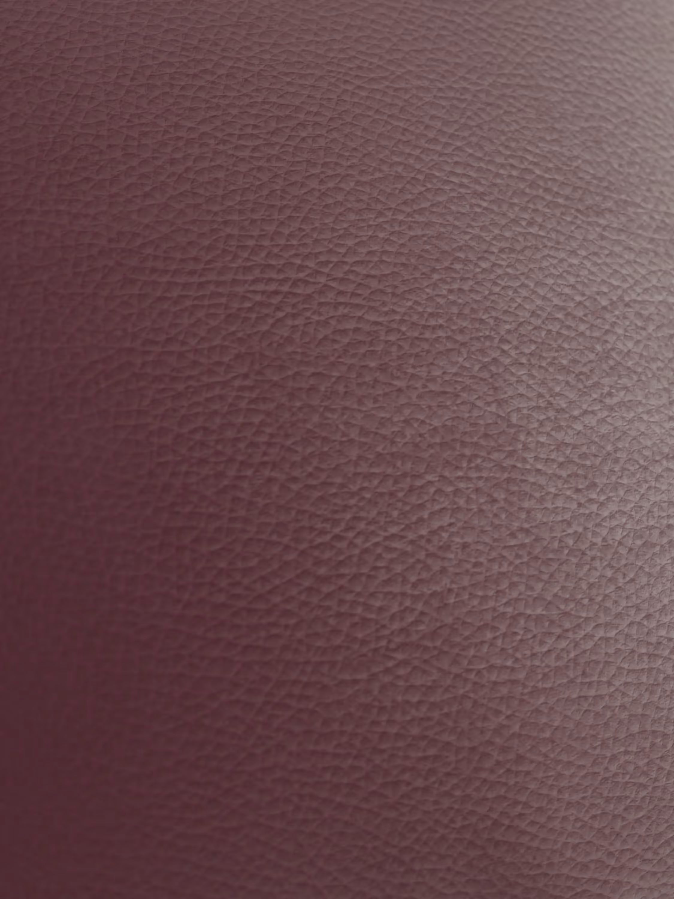 Primo piano di una superficie marrone rossiccio dalla texture particolare, realizzata in vera pelle spessorata con una grana fine dall’aspetto naturale e sottili sfumature che ne accentuano i ricchi contorni, evocando la sensazione di lusso del Chester – Divano Chesterfield in vera pelle spessorata a 2 e 3 posti di Divani.Store. Nell’immagine non sono visibili altri oggetti o dettagli.
