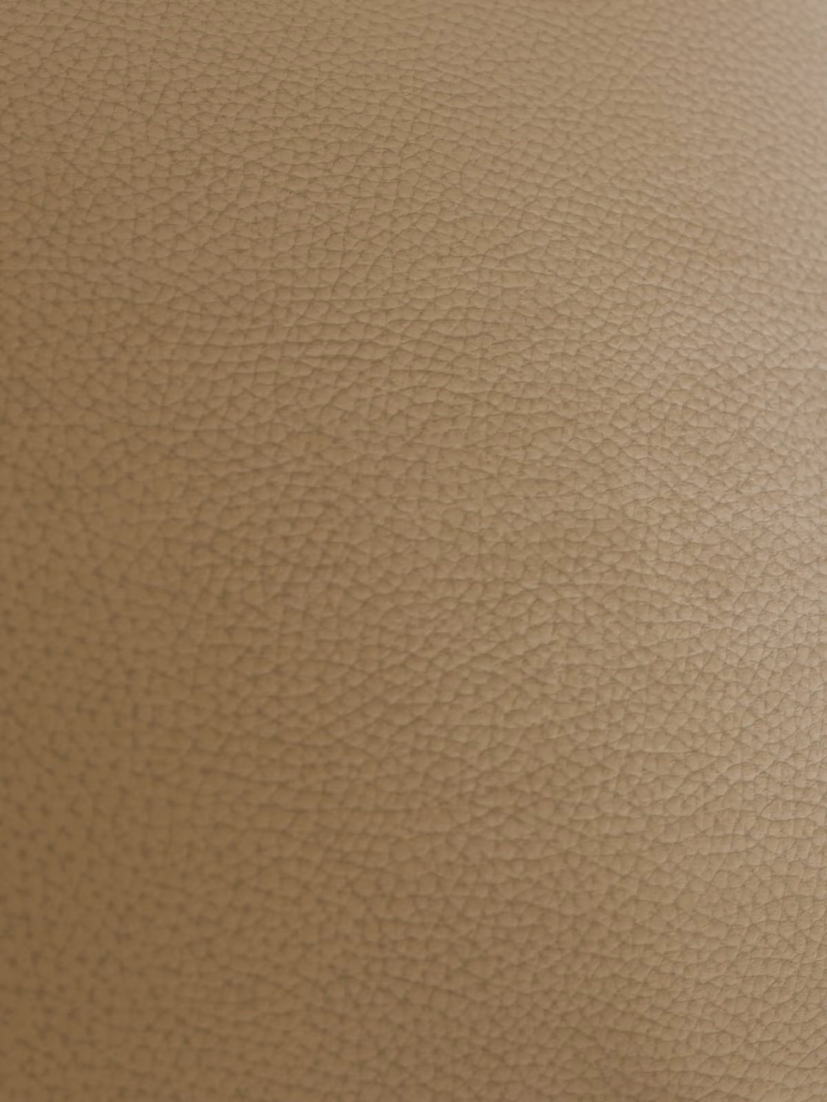 Primo piano della superficie in vera pelle marrone chiaro del divano Chester 4 Posti 3 sedute in Vera Pelle – Chesterfield Capitonné Artigianale di Divani.Store, che mostra le raffinate venature della grana e le sottili pieghe naturali. L’illuminazione mette in risalto la caratteristica trama granulosa, creando un aspetto morbido e caldo senza cuciture o segni visibili: una vera testimonianza dell’autentica lavorazione artigianale.