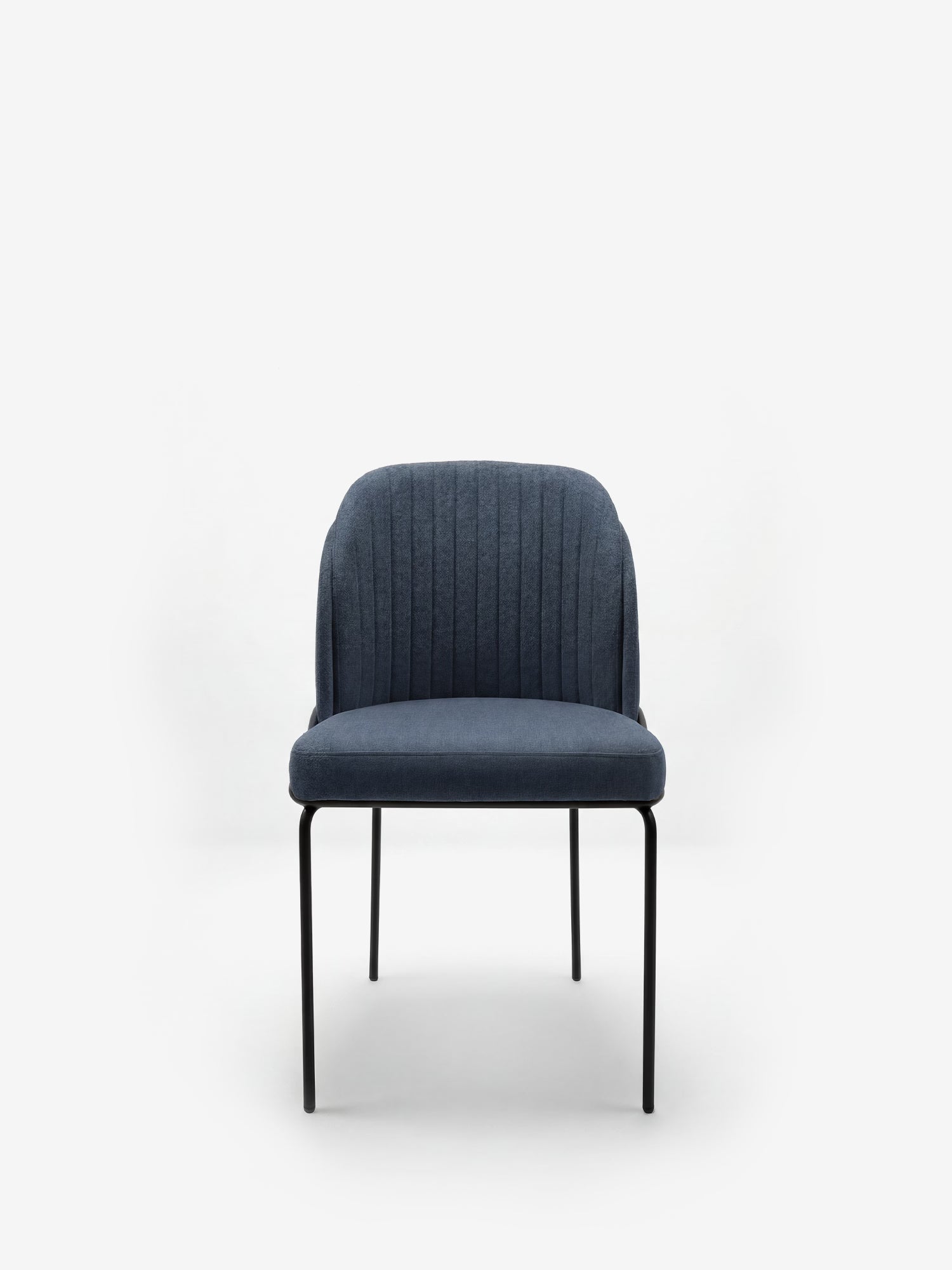 La sedia imbottita Plissè di Divani.Store è caratterizzata da un tessuto blu impermeabile, uno schienale plissettato verticalmente e sottili gambe in metallo nero. Ripresa di fronte su uno sfondo bianco a tinta unita, questa elegante sedia coniuga design moderno e praticità.
