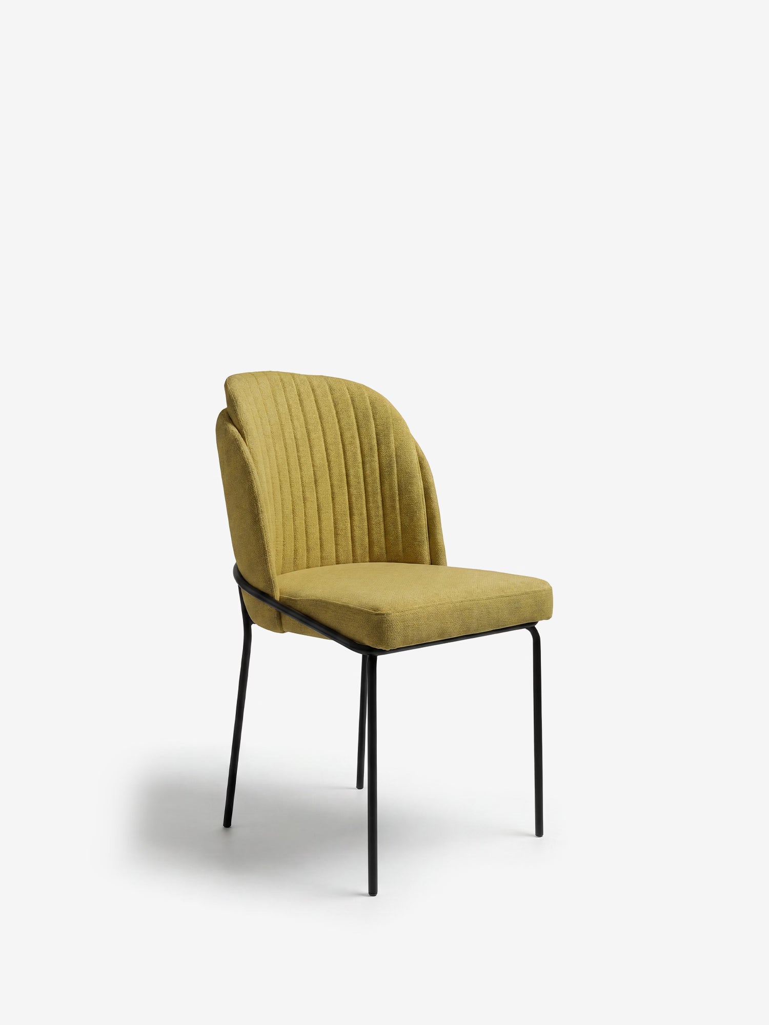 La sedia imbottita Plissè di Divani.Store è caratterizzata da un tessuto impermeabile giallo senape, uno schienale plissettato e sottili gambe in metallo nero, il tutto presentato su uno sfondo bianco a tinta unita per un look moderno e minimalista.