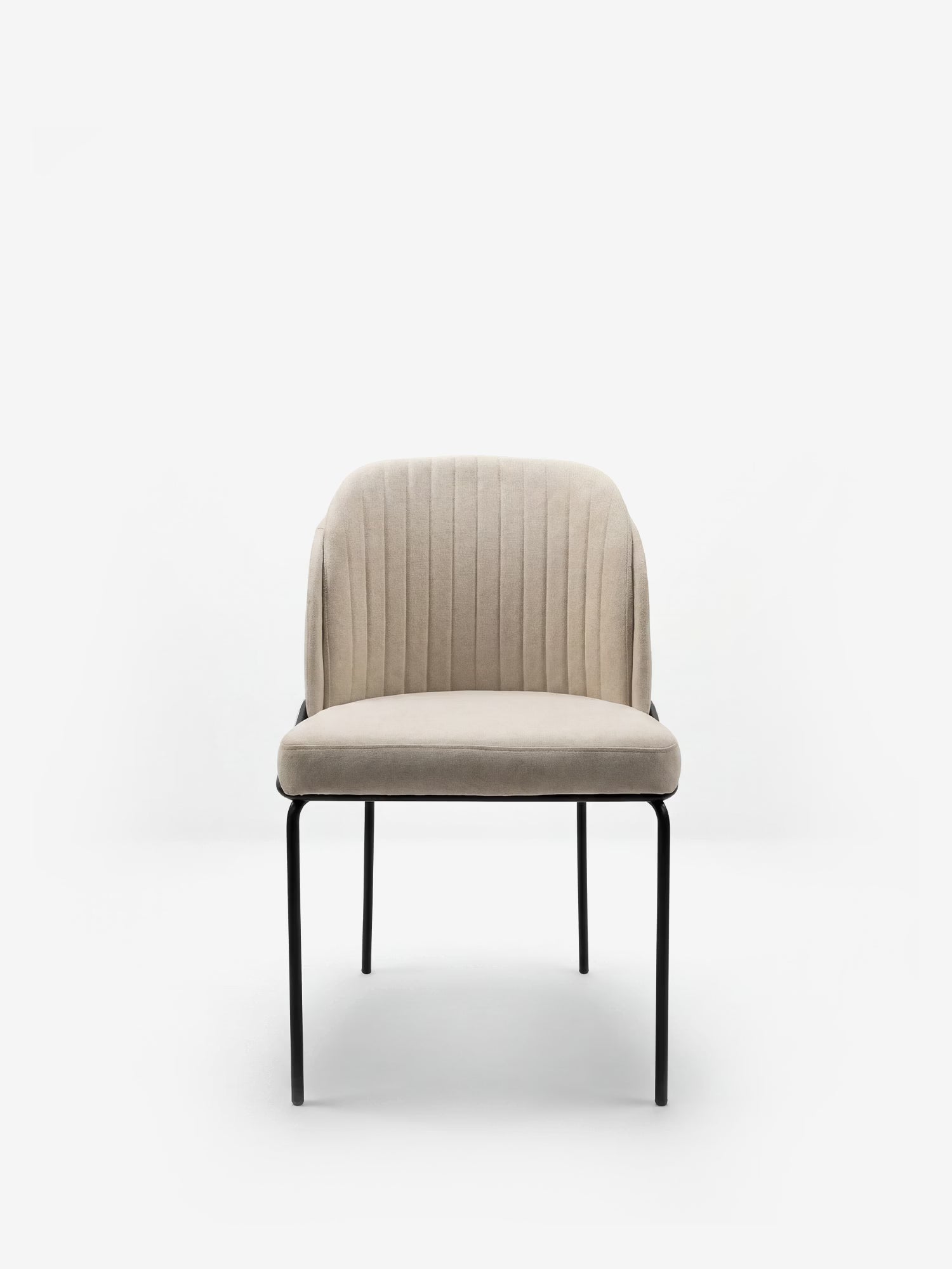 La sedia imbottita Plissè di Divani.Store è realizzata in tessuto beige impermeabile, con schienale plissettato e gambe in metallo nero. Questa sedia moderna e minimalista è raffigurata di fronte, su uno sfondo bianco a tinta unita.