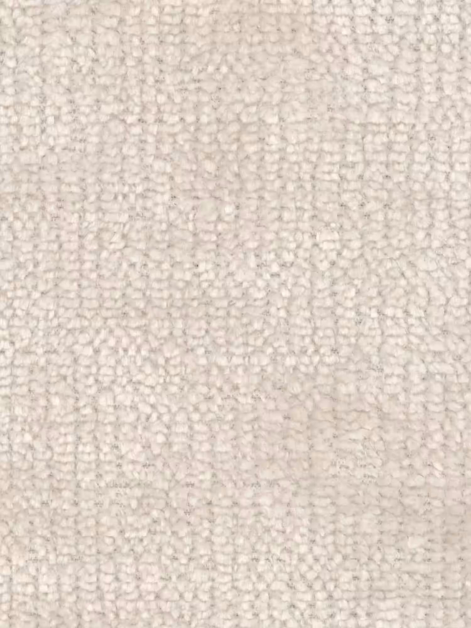 Primo piano della Luce Sedia imbottita di Divani.Store: è caratterizzata da un tessuto beige testurizzato con motivo a trama ad anelli; morbida e avvolgente come la ciniglia, la sua tonalità neutra si abbina perfettamente agli arredi moderni o contemporanei. La struttura in metallo bianco e lo schienale curvo ne esaltano lo stile.