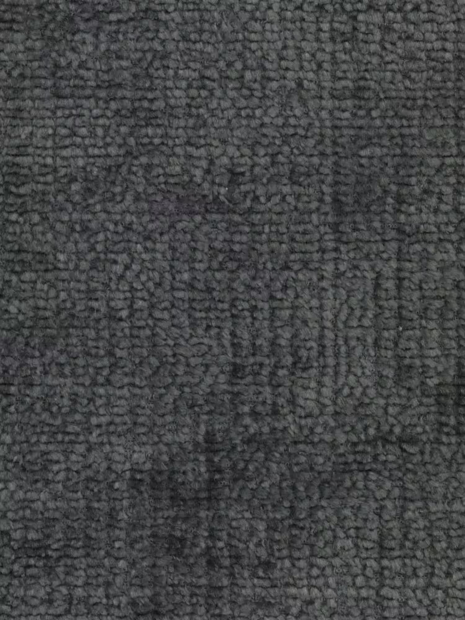 Primo piano della sedia Luce imbottita in morbido tessuto ciniglia di Divani.Store: grigio scuro, a trama fitta, dalla consistenza soffice e avvolgente e con sottili variazioni di tonalità, senza motivi visibili. Il tessuto morbido e dal gusto contemporaneo si abbina a un'elegante struttura in metallo nero.