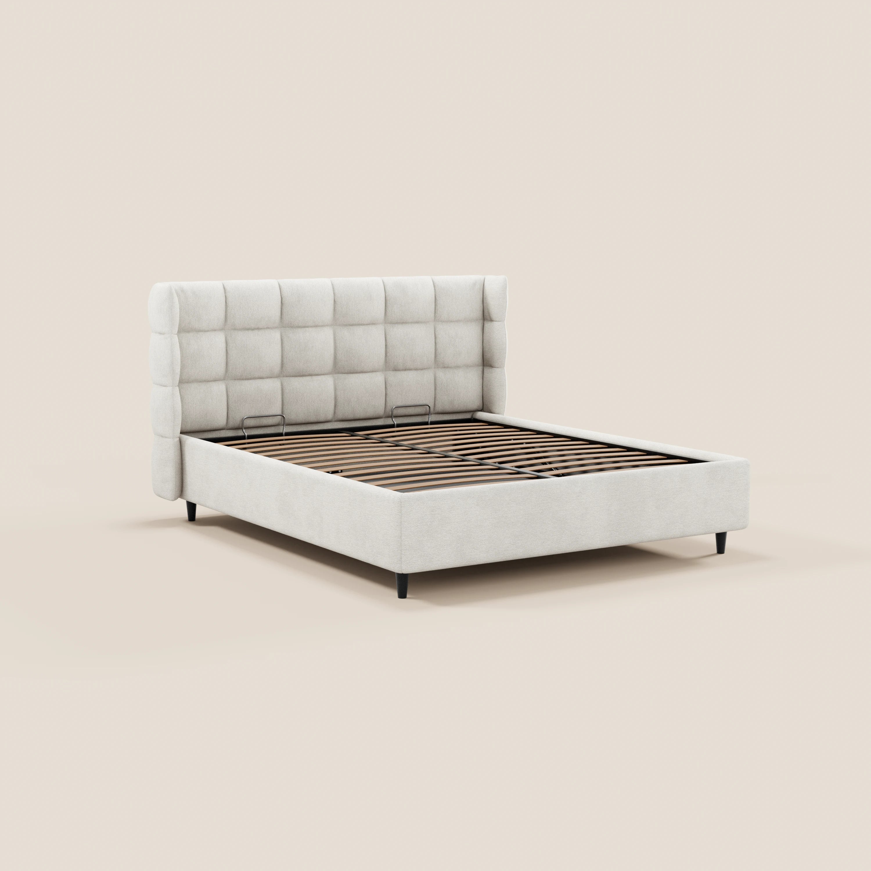 Il letto imbottito RAGNAR di Letti.store presenta una testiera avvolgente capitonné in elegante tessuto Oeko-Tex®, sponde laterali in tinta, doghe in legno e gambe corte nere. Il suo design essenziale risalta su uno sfondo chiaro e sobrio.