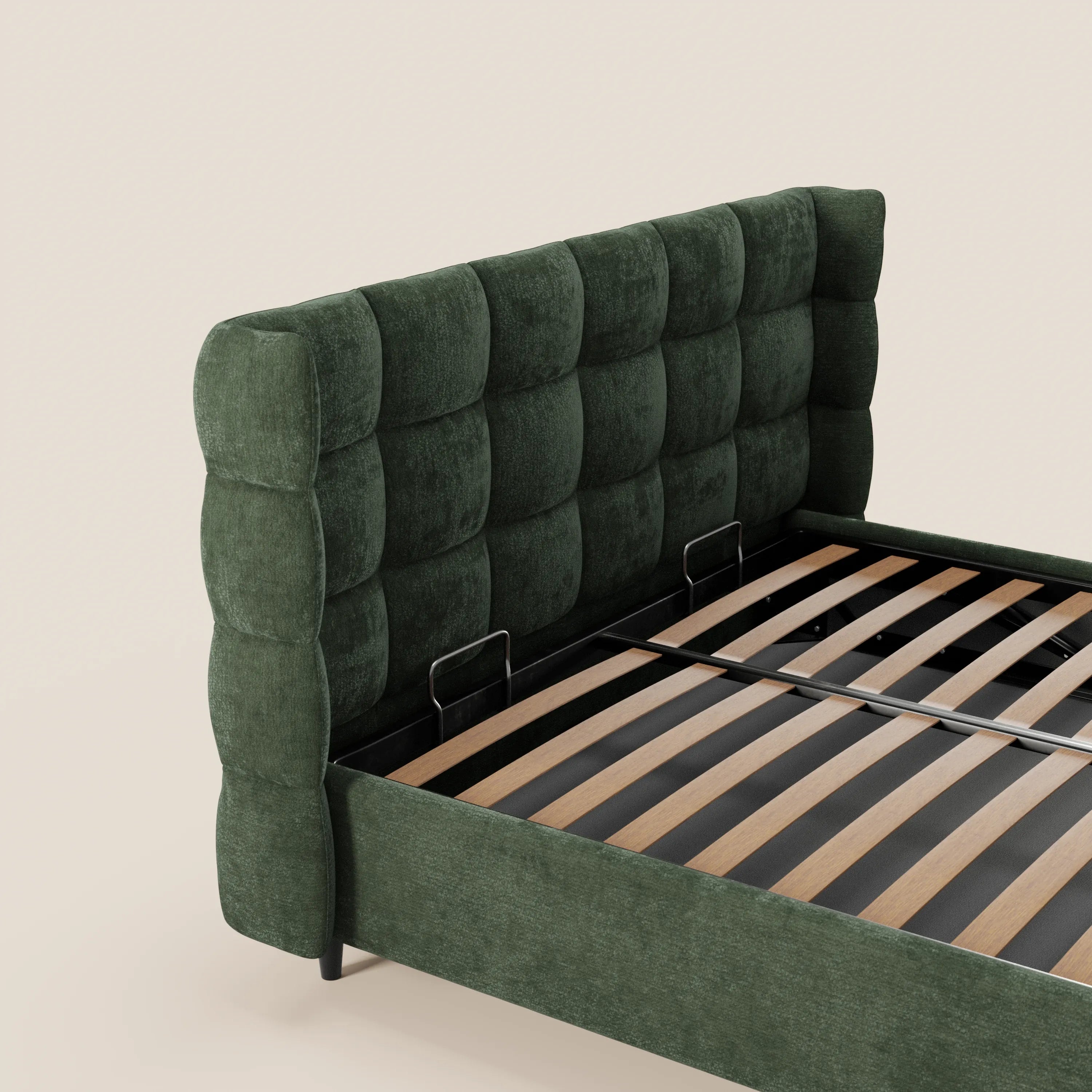 Il letto imbottito RAGNAR di Letti.store presenta una testiera capitonné avvolgente in elegante tessuto certificato Oeko-Tex®, un vano contenitore, doghe orizzontali in legno e supporti neri. Materasso non incluso.