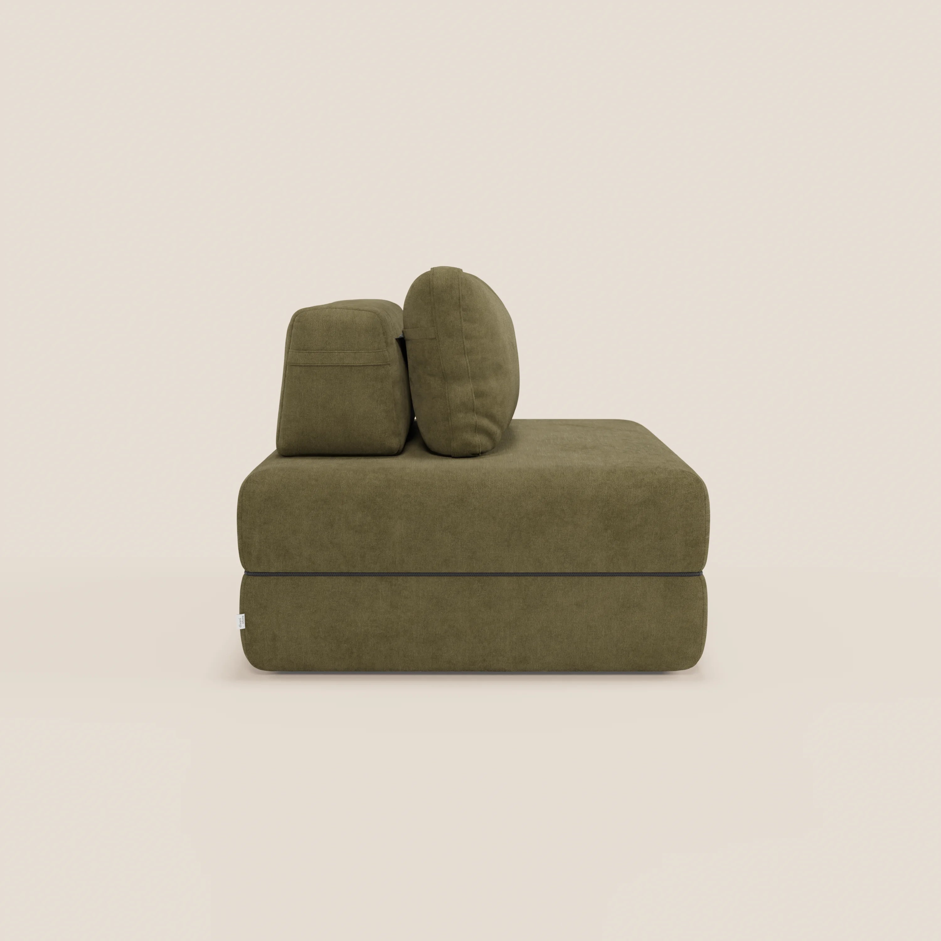 La poltrona letto Rift di Divani.Store è caratterizzata da un moderno look verde oliva, schienale mobile, tessuto T31 antimacchia e comfort nascosto grazie al materasso in memory foam alto 22 cm, che unisce perfettamente stile minimal e relax.