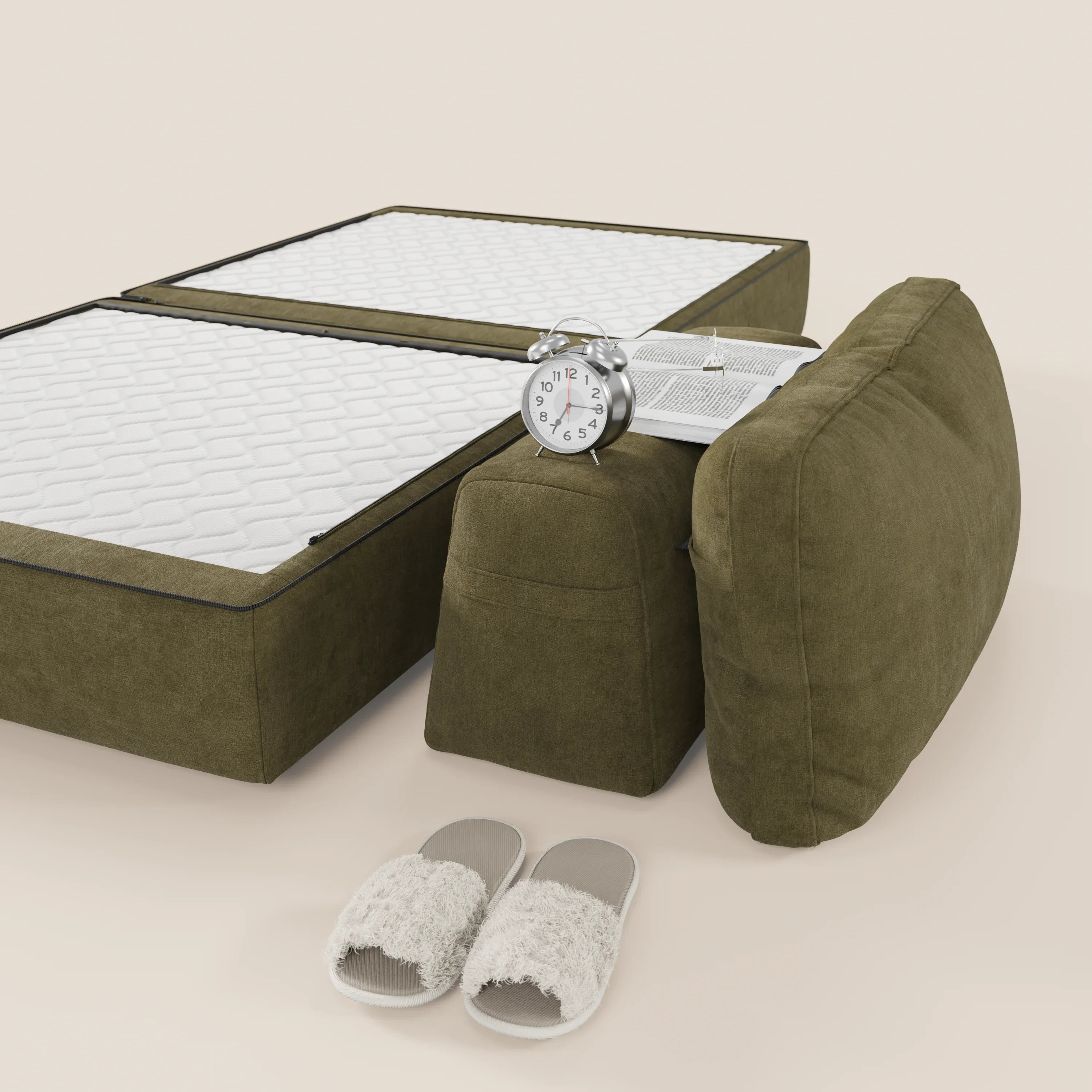 La poltrona letto Rift di Divani.Store è presentata in verde con materasso in memory foam da 22 cm, schienale mobile e tessuto T31 antimacchia. Sulla seduta sono presenti una sveglia e un vassoio in rete bianca; davanti sono posizionate delle pantofole beige.