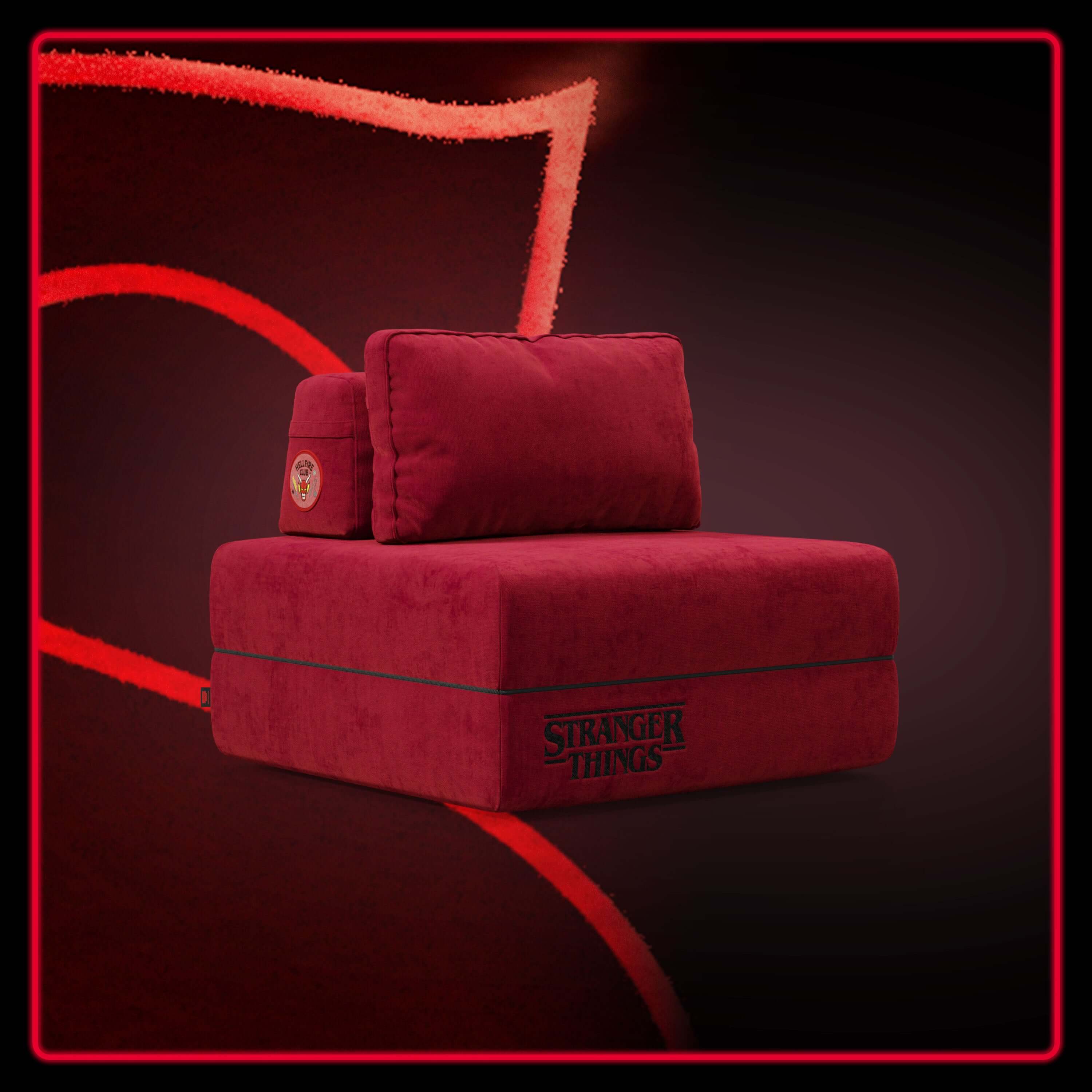 La poltrona letto Rift STRANGER THINGS Edition di Divani.Store è caratterizzata da un materasso in memory foam alto 22 cm, da un tessuto rosso antimacchia, dal ricamo "Stranger Things" sul davanti e da un emblema laterale, che riprende l'atmosfera audace e misteriosa della serie.