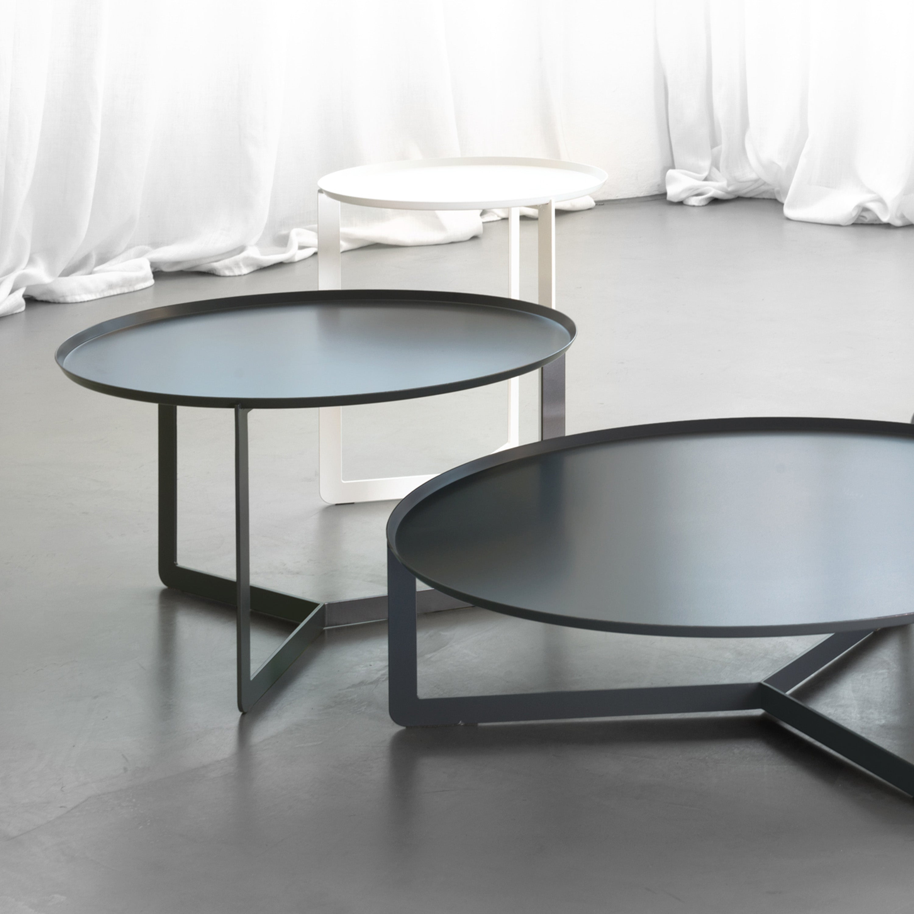 Round tavolino rotondo da salotto in metallo h46 cm blu navy - divani.store